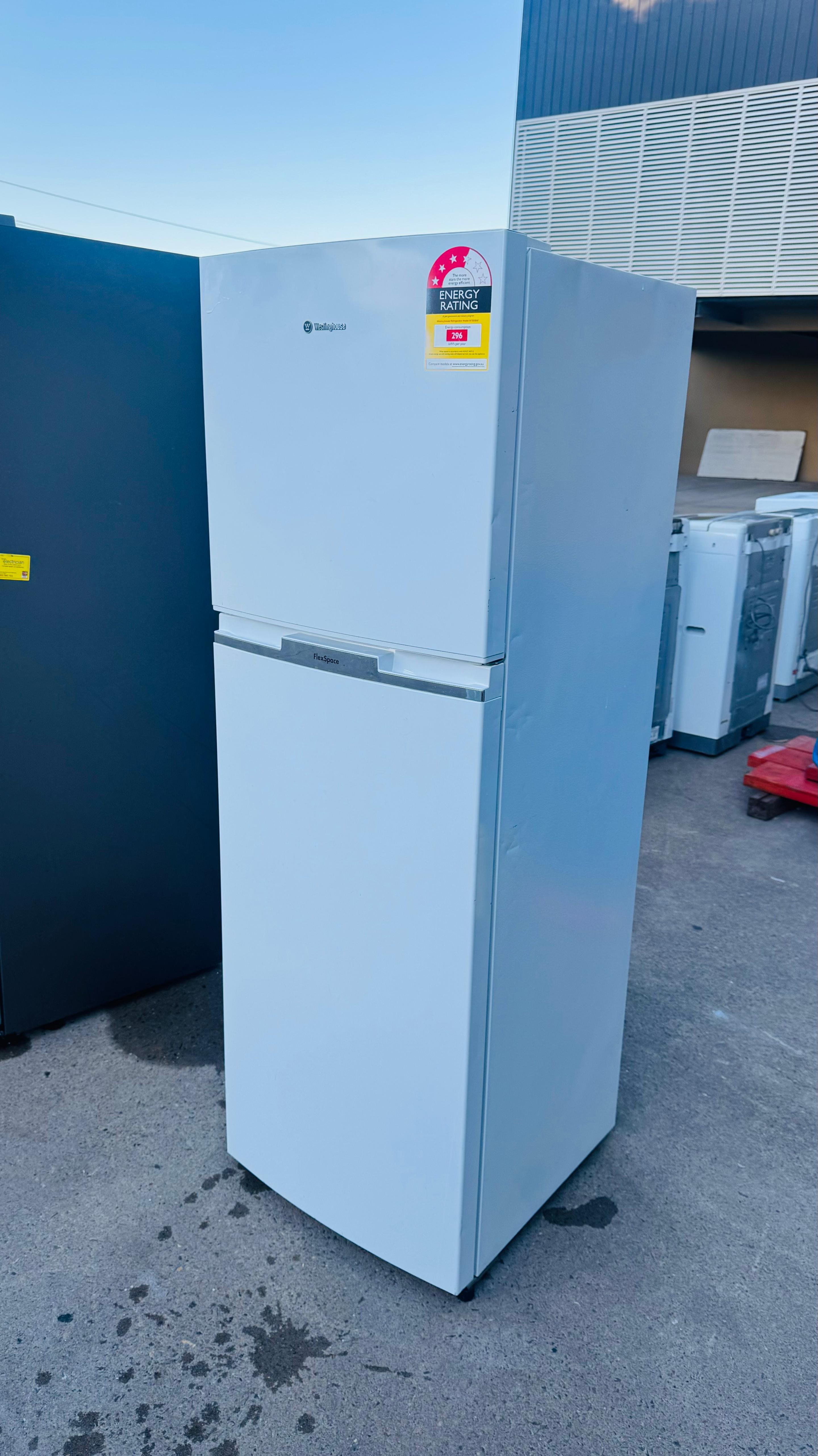 WESTINGHOUSE 276 LITRES FRIDGE FREEZER