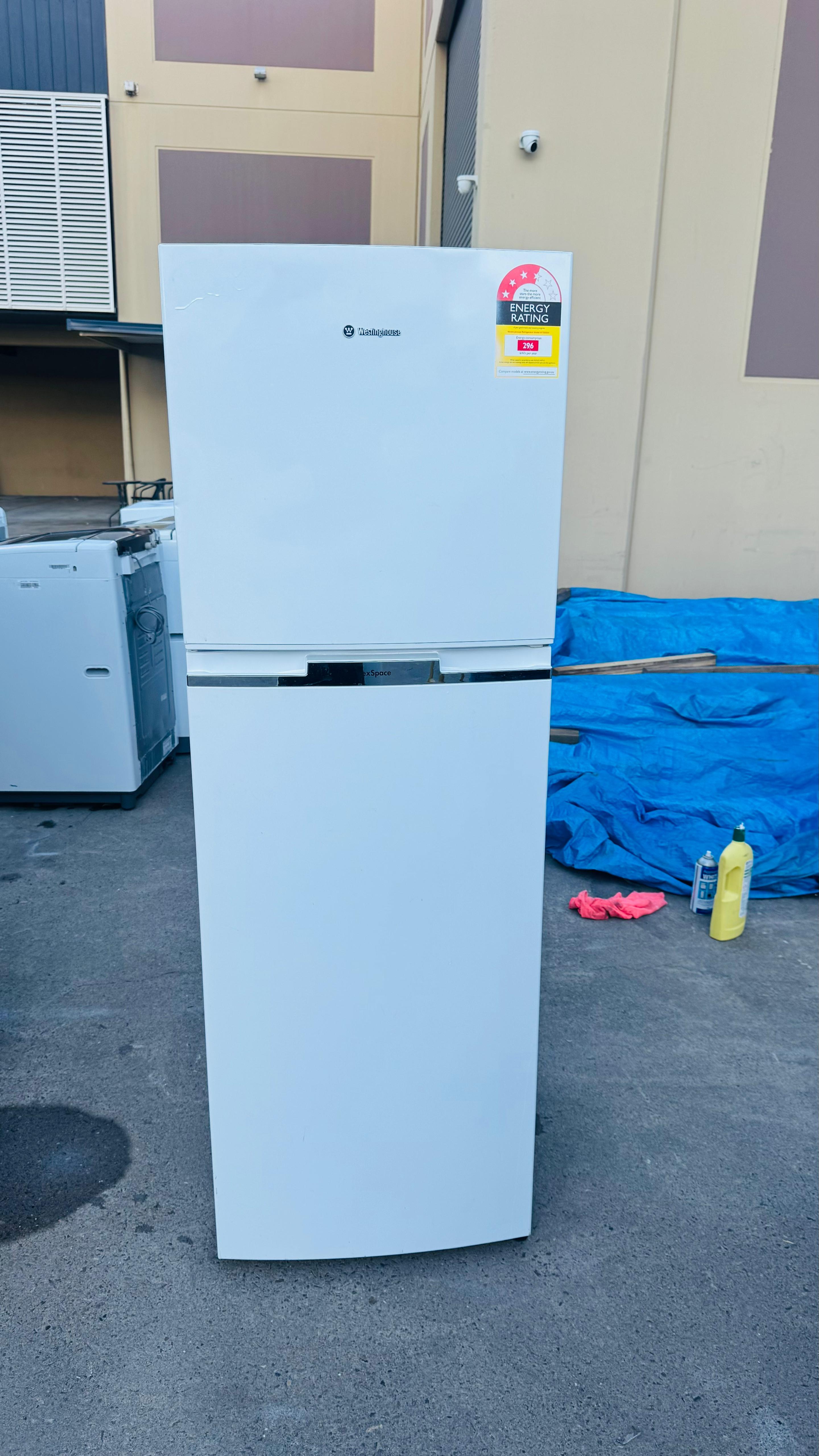 WESTINGHOUSE 276 LITRES FRIDGE FREEZER