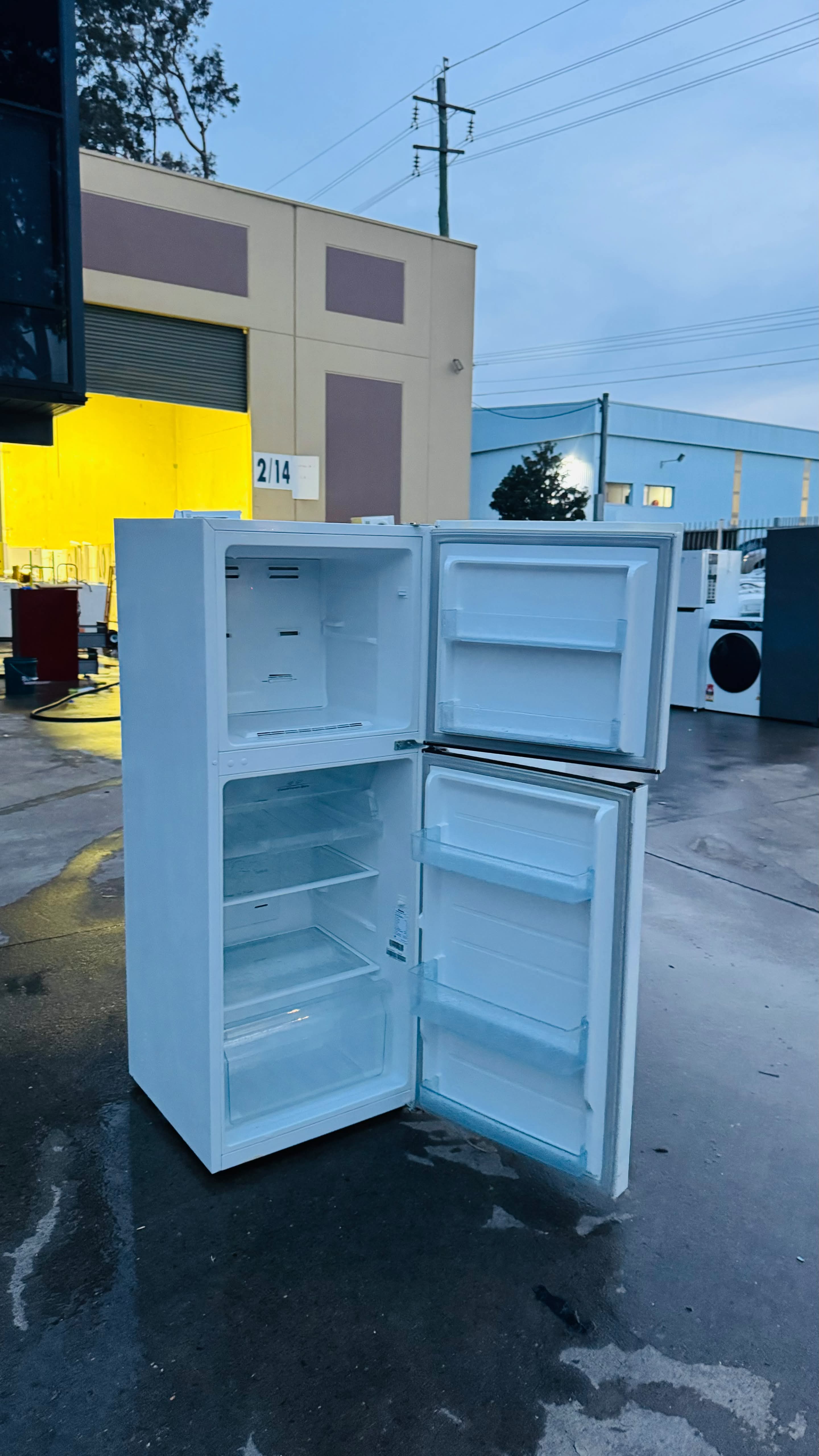 HISENSE 230 LITRES FRIDGE FREEZER