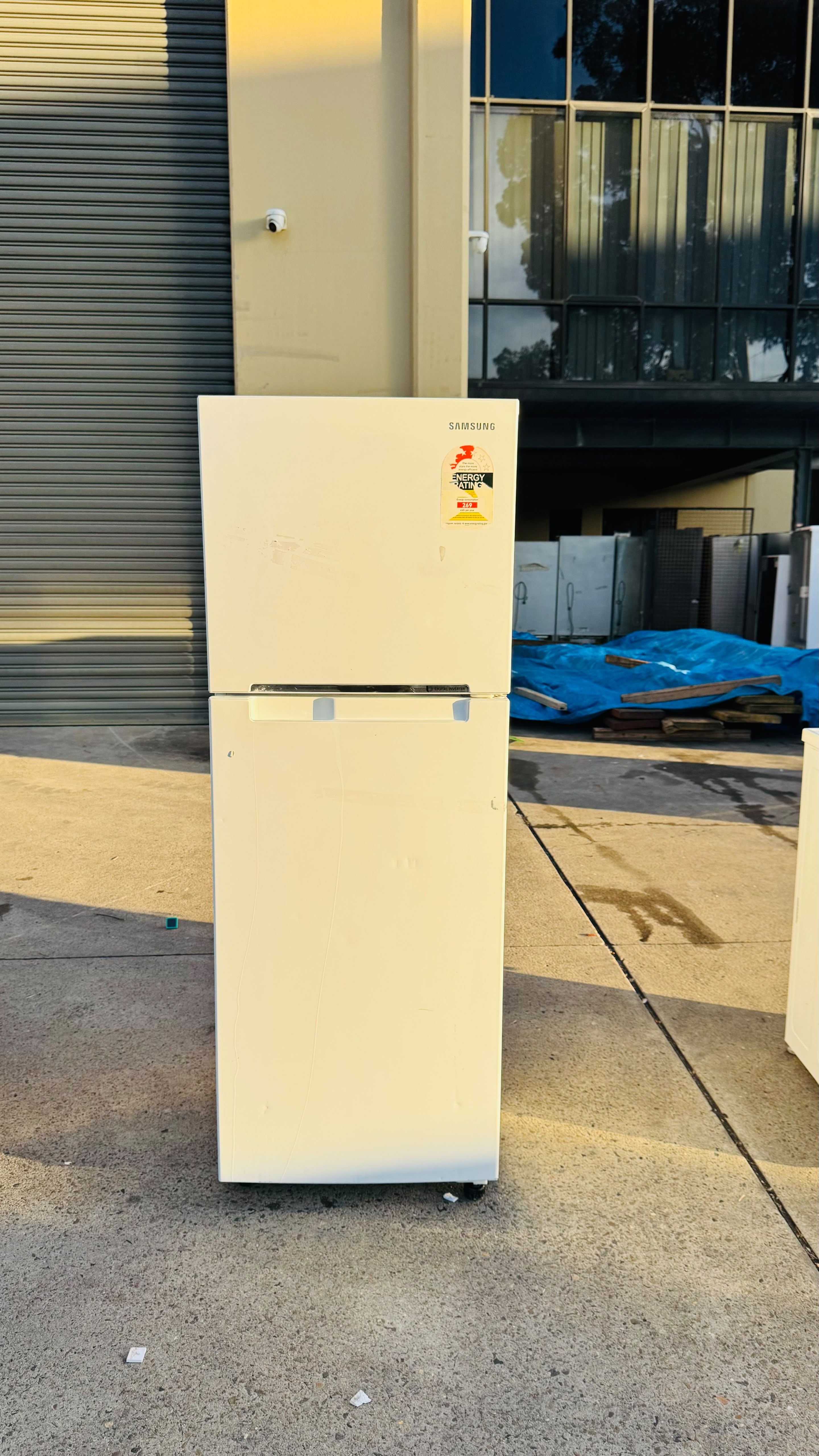 SAMSUNG 255 LITRES FRIDGE FREEZER