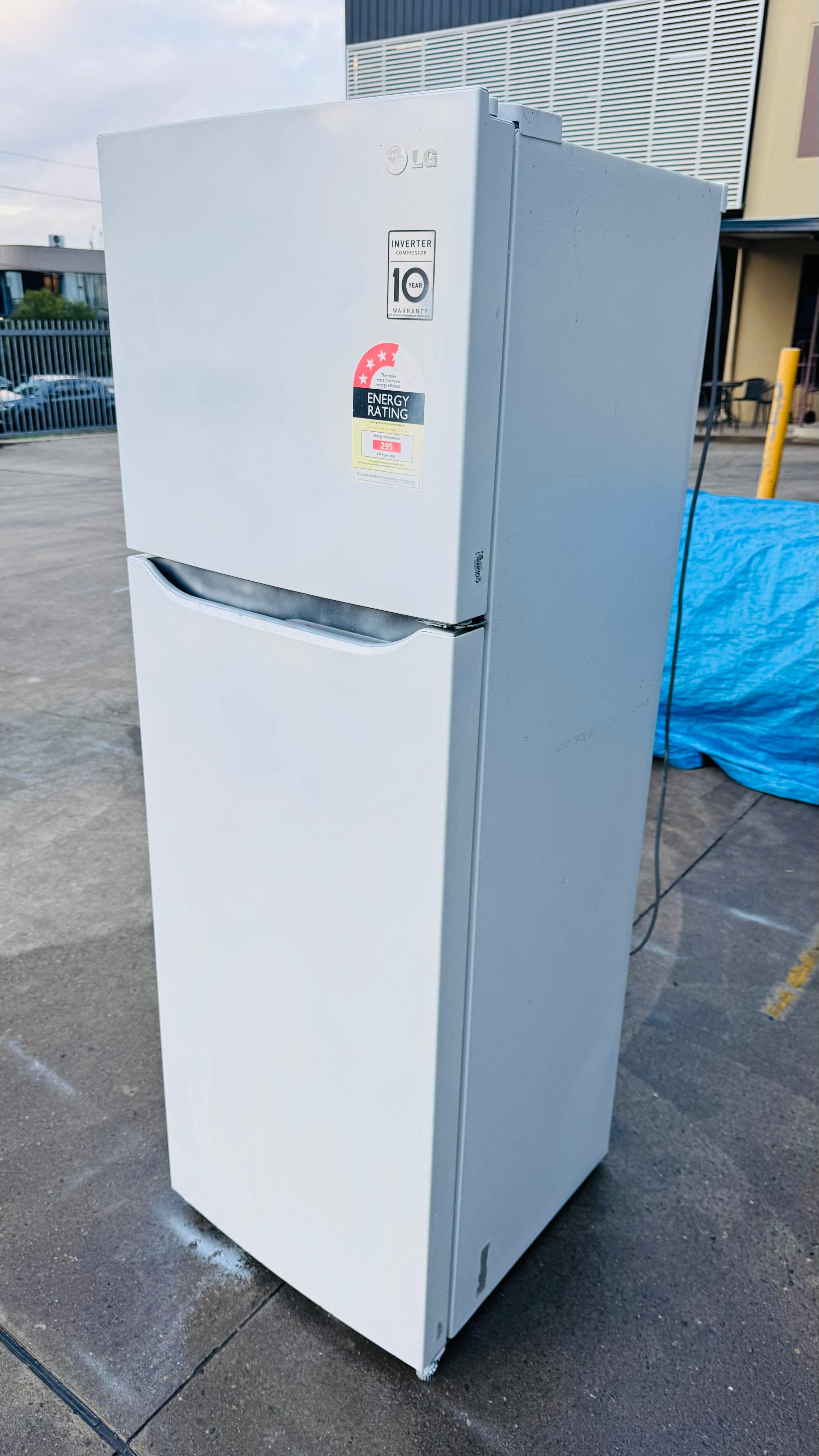 LG 279 LITRES FRIDGE FREEZER