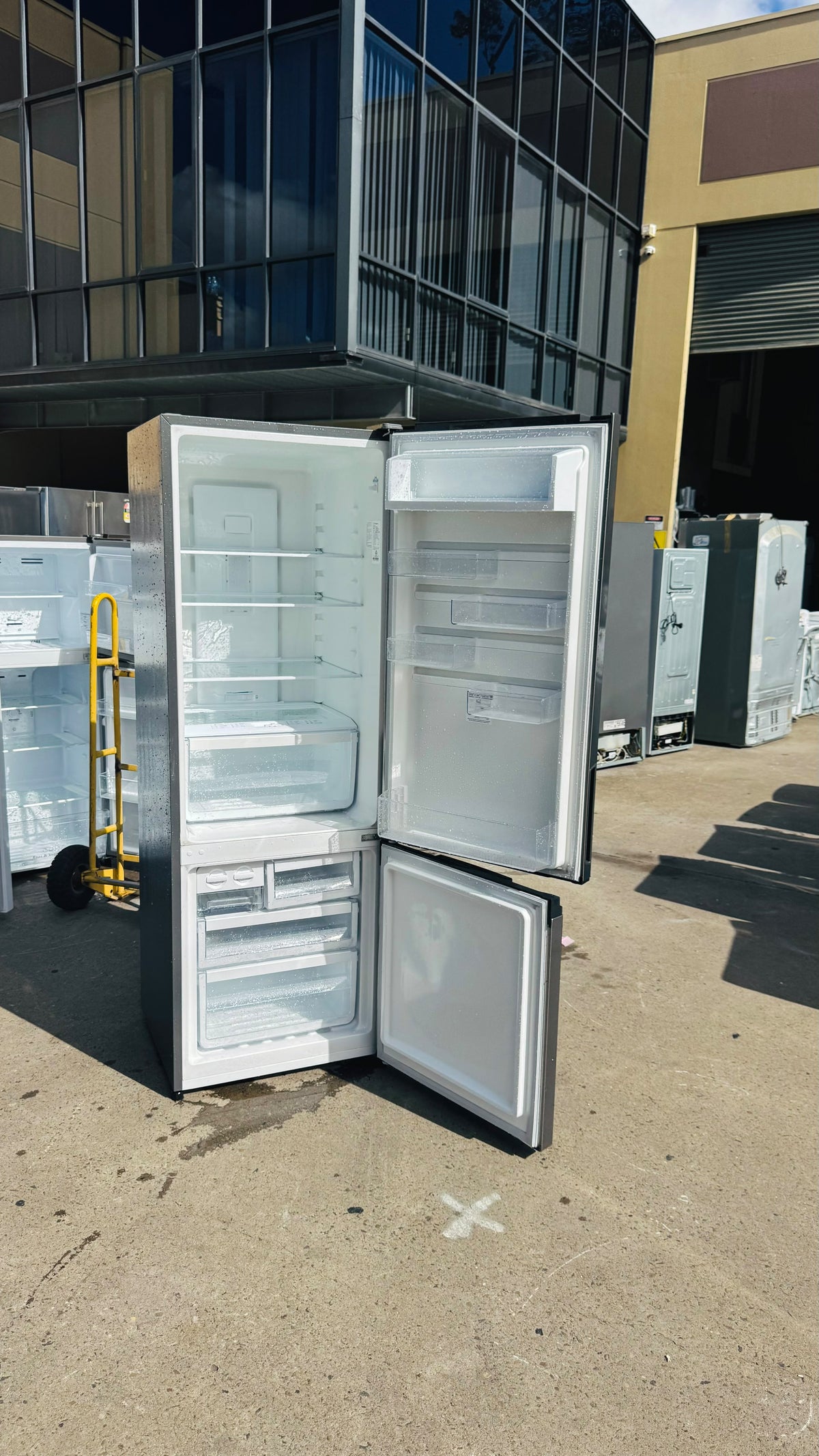 WESTINGHOUSE 370 LITRES FRIDGE FREEZER