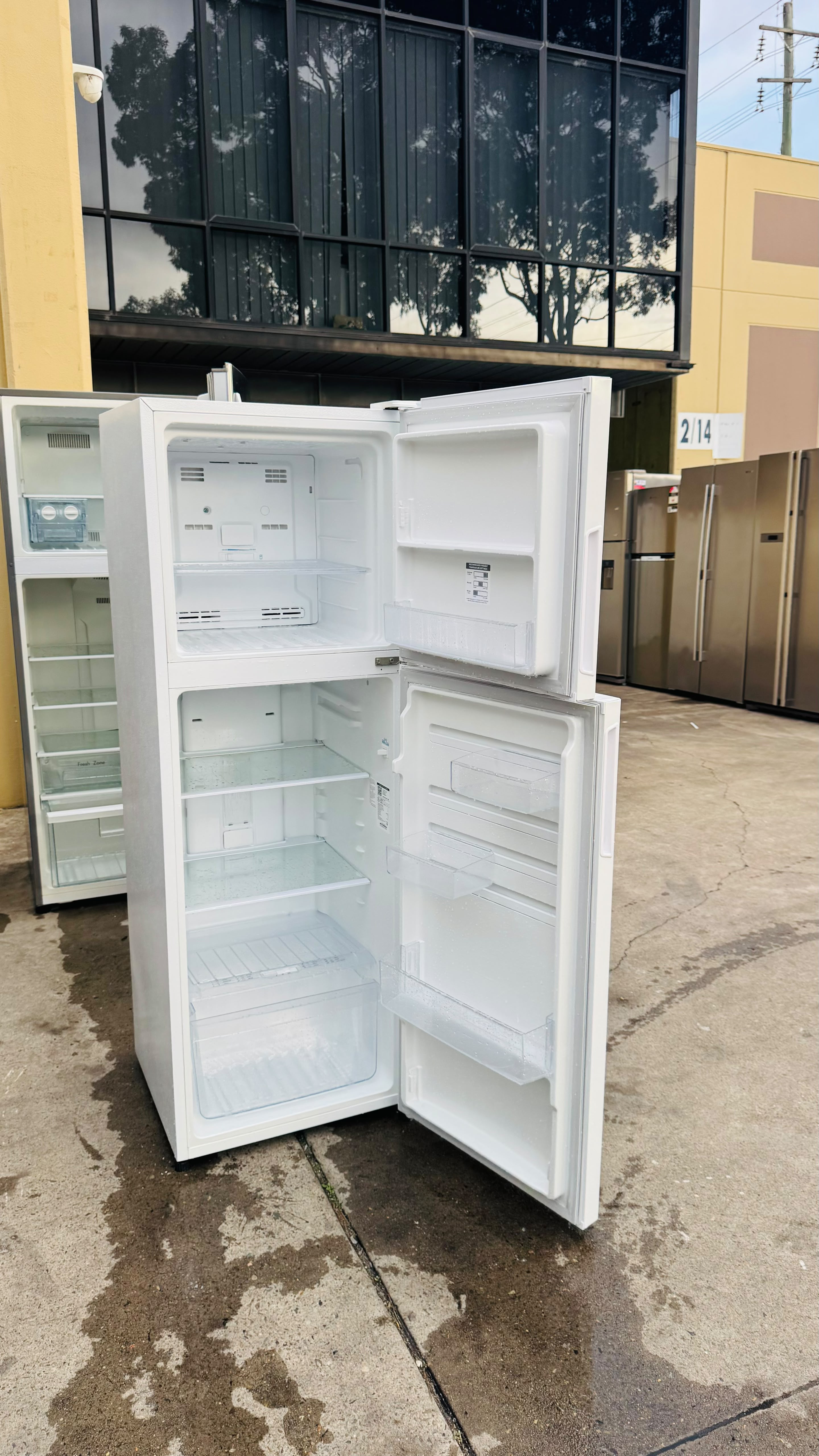 KELVINATOR 275 LITRES FRIDGE FREEZER