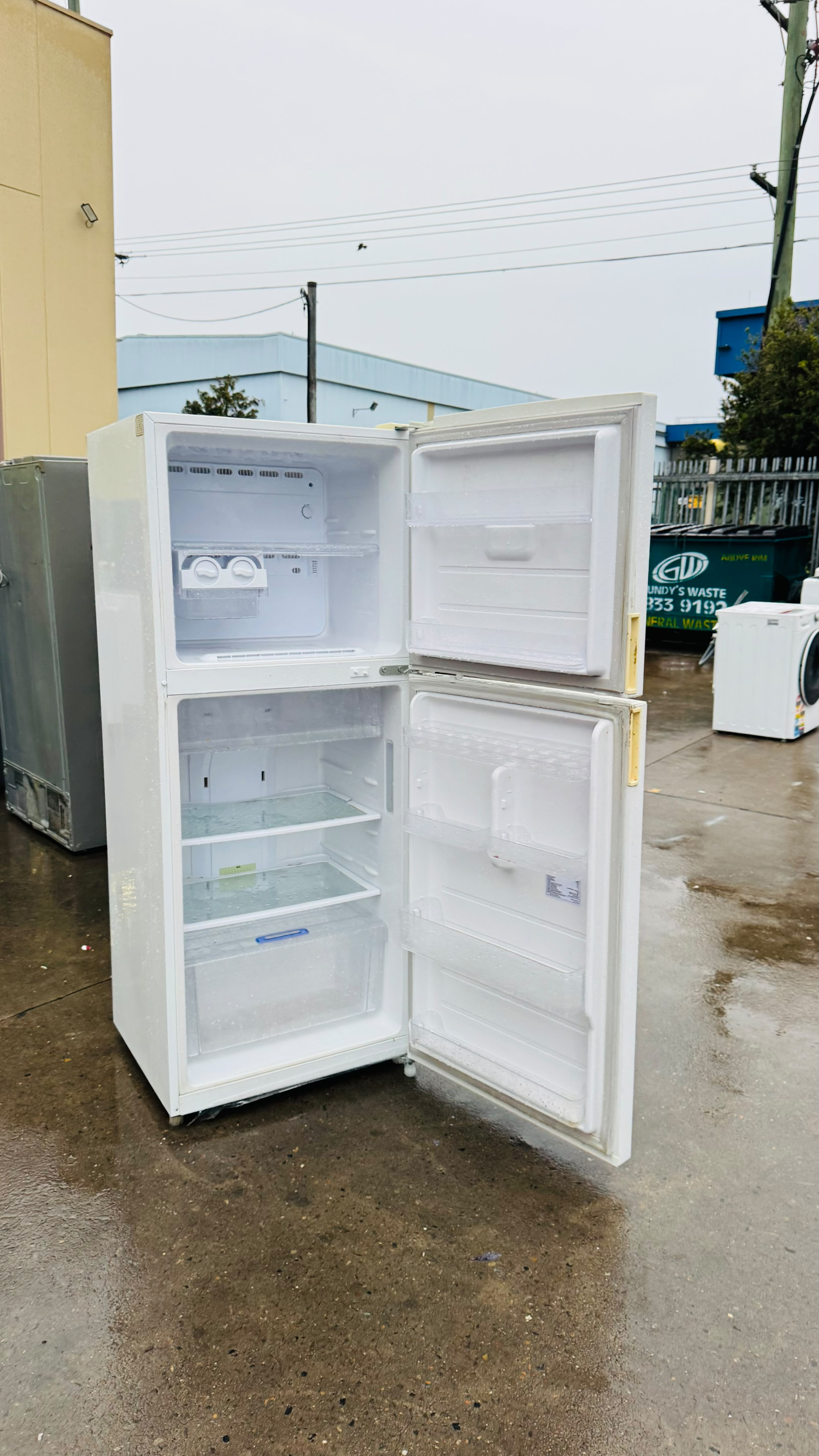 SAMSUNG 365 LITRES FRIDGE FREEZER