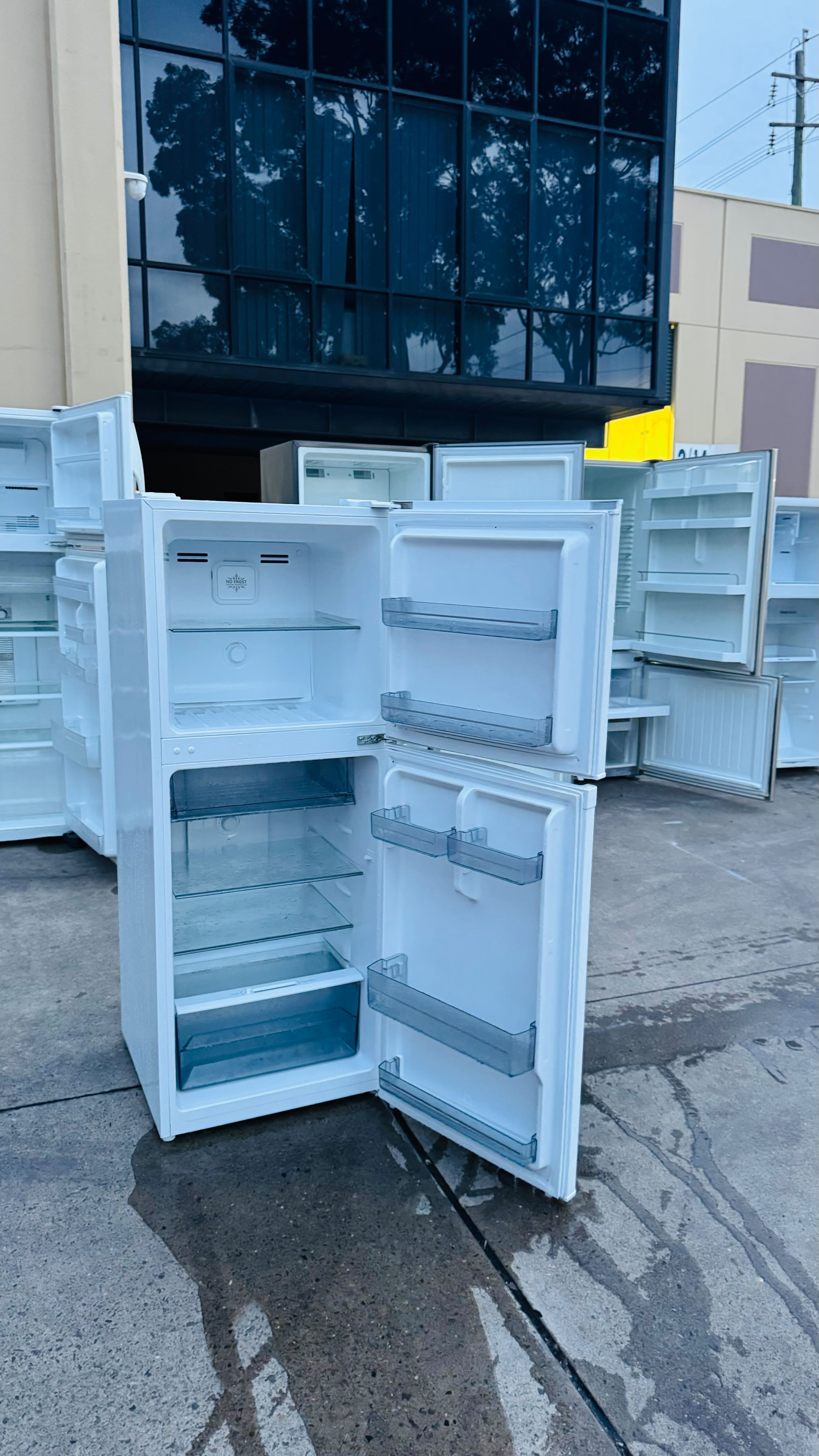 HEQS 222 LITRES FRIDGE FREEZER