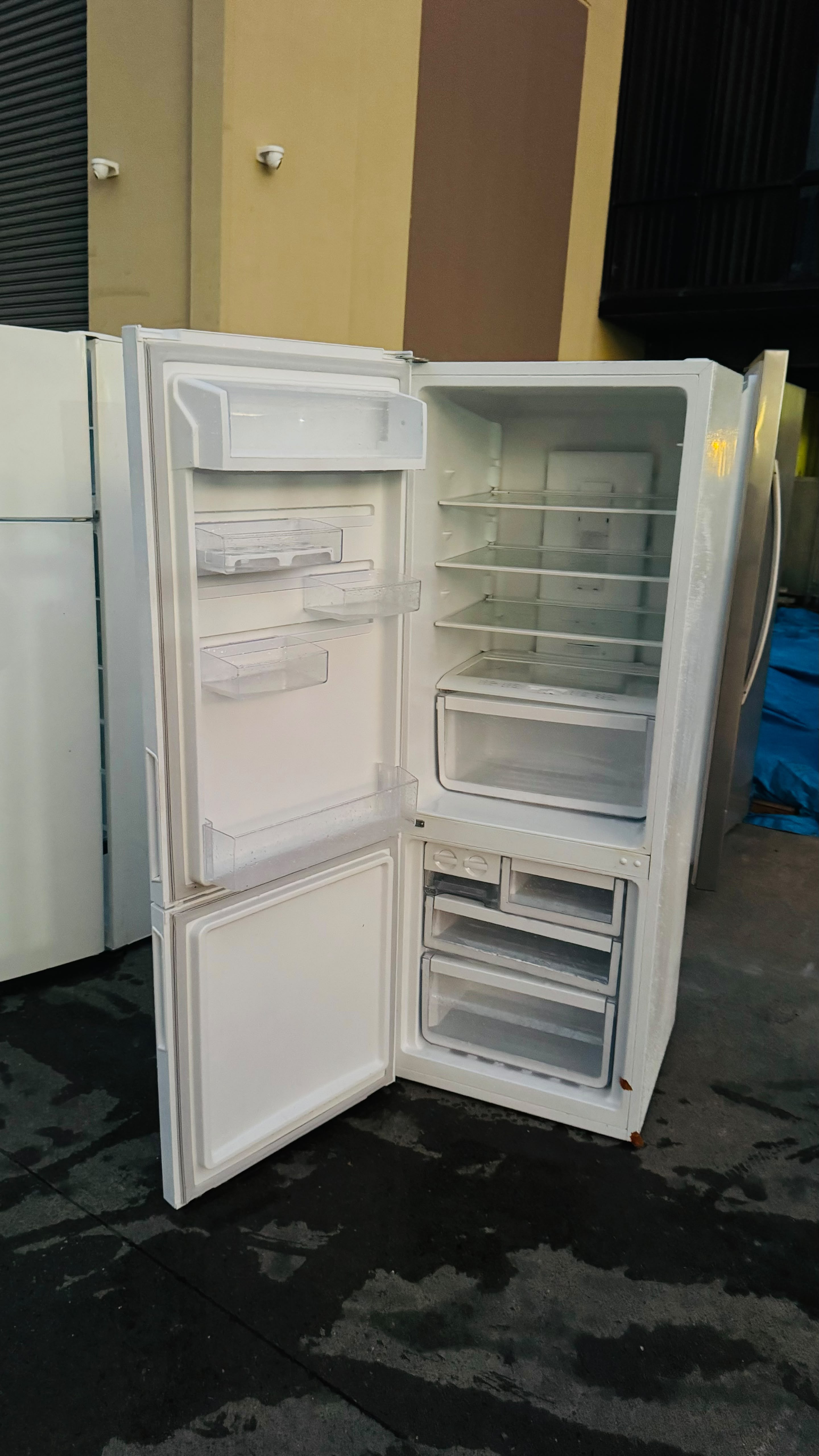 WESTINGHOUSE 340 LITRES FRIDGE FREEZER