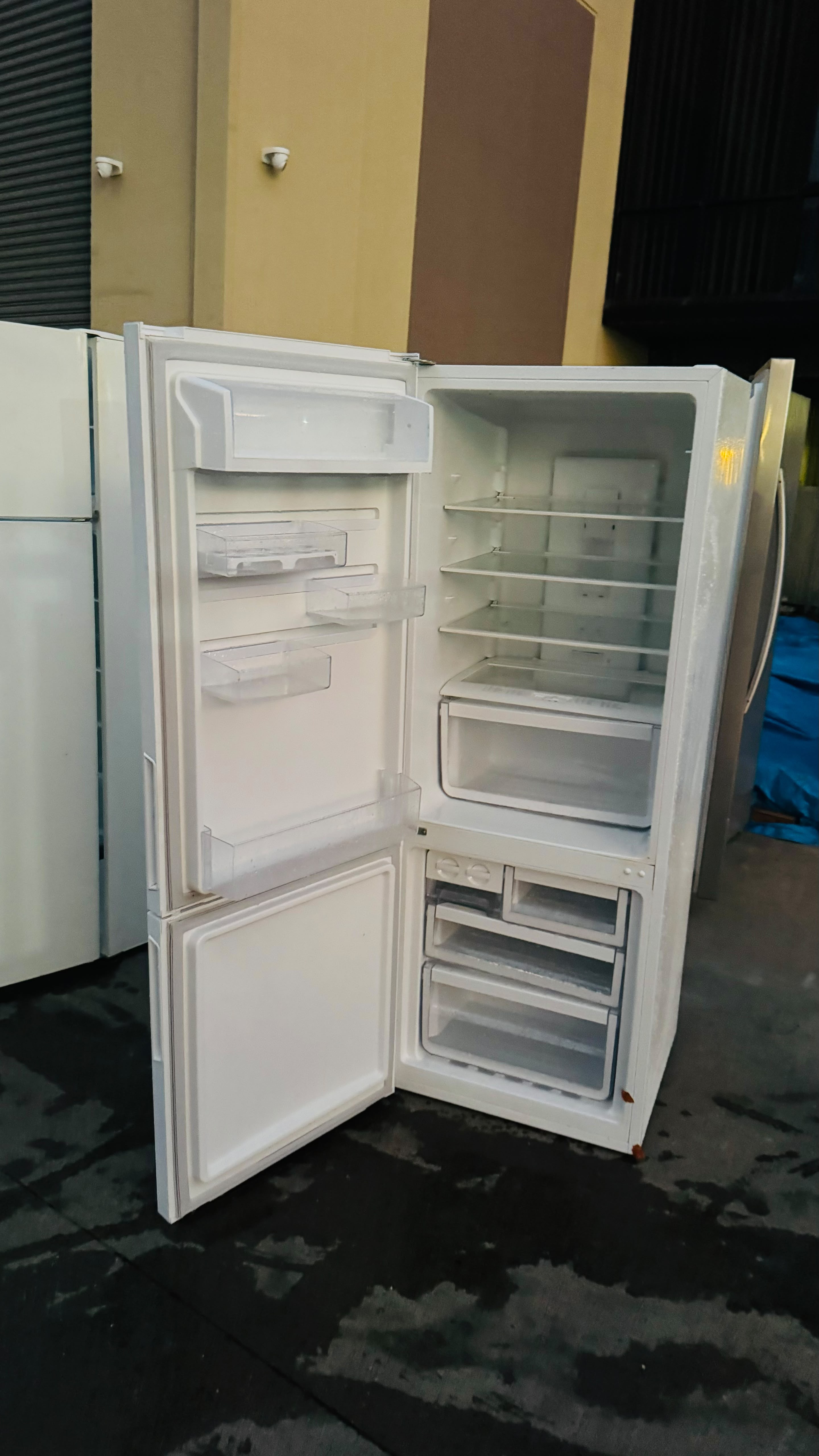WESTINGHOUSE 340 LITRES FRIDGE FREEZER