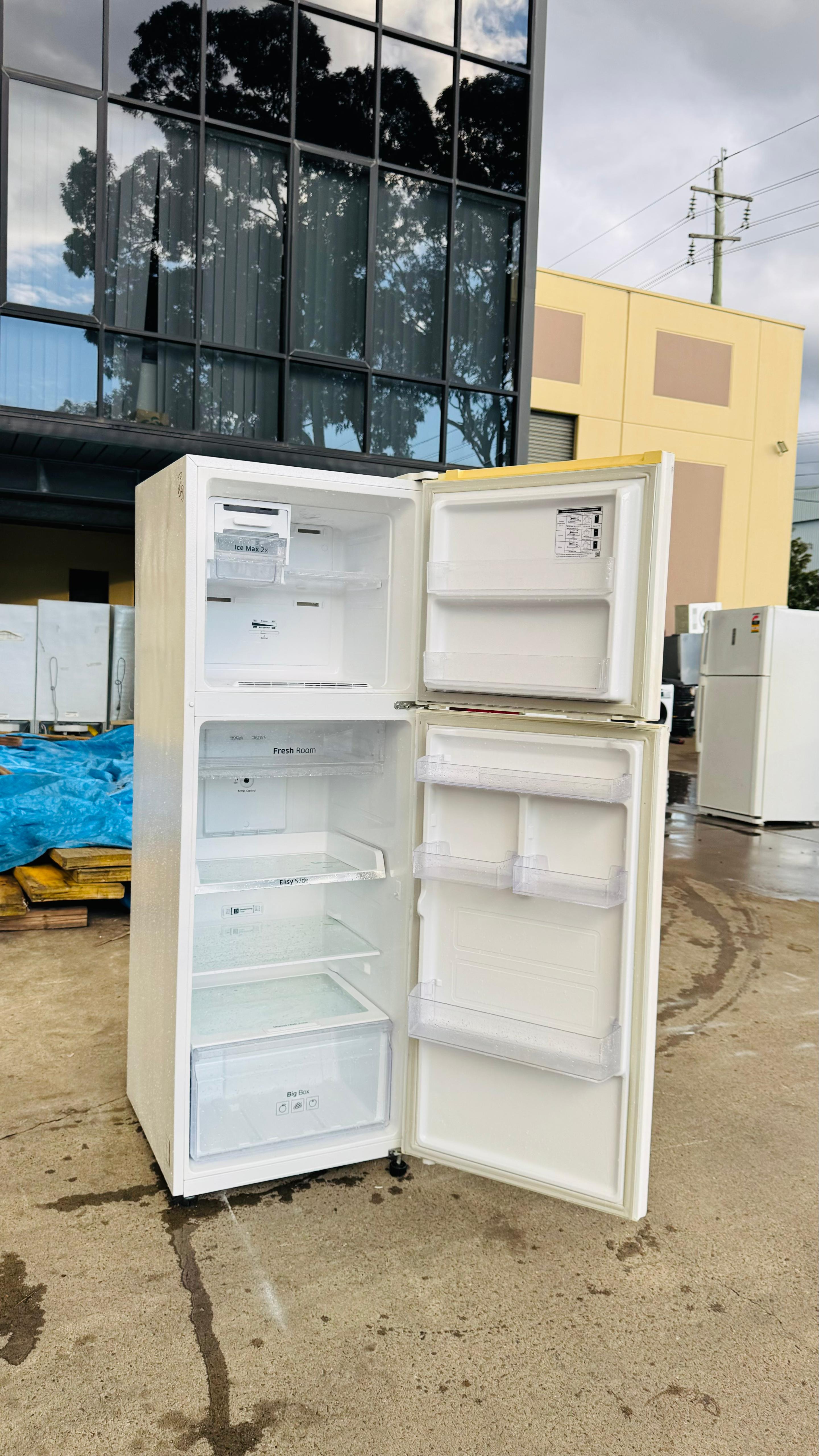 SAMSUNG 341 LITRES FRIDGE FREEZER