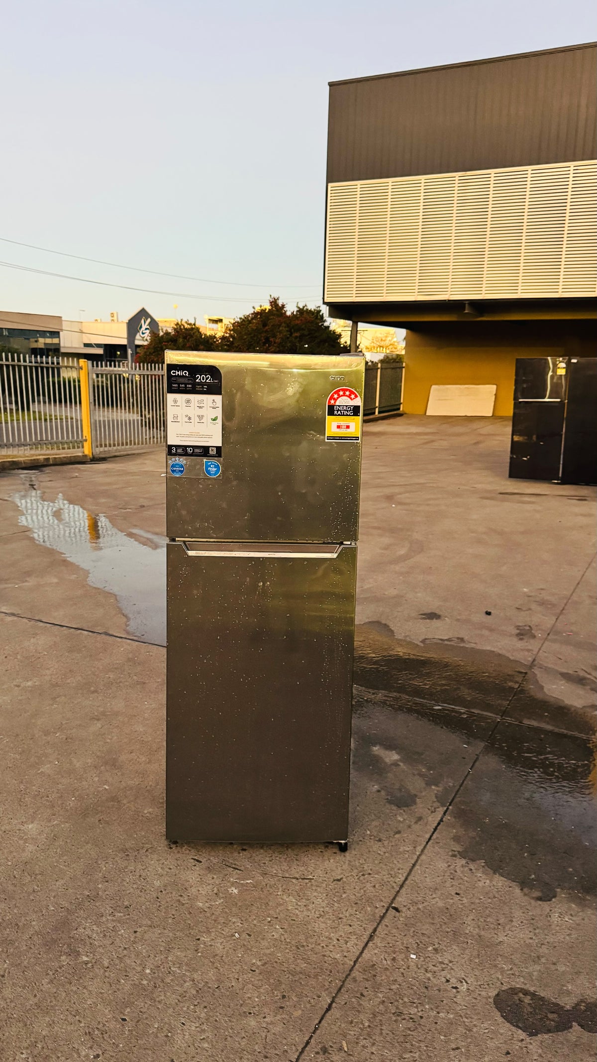 CHIQ 202 LITRES FRIDGE FREEZER