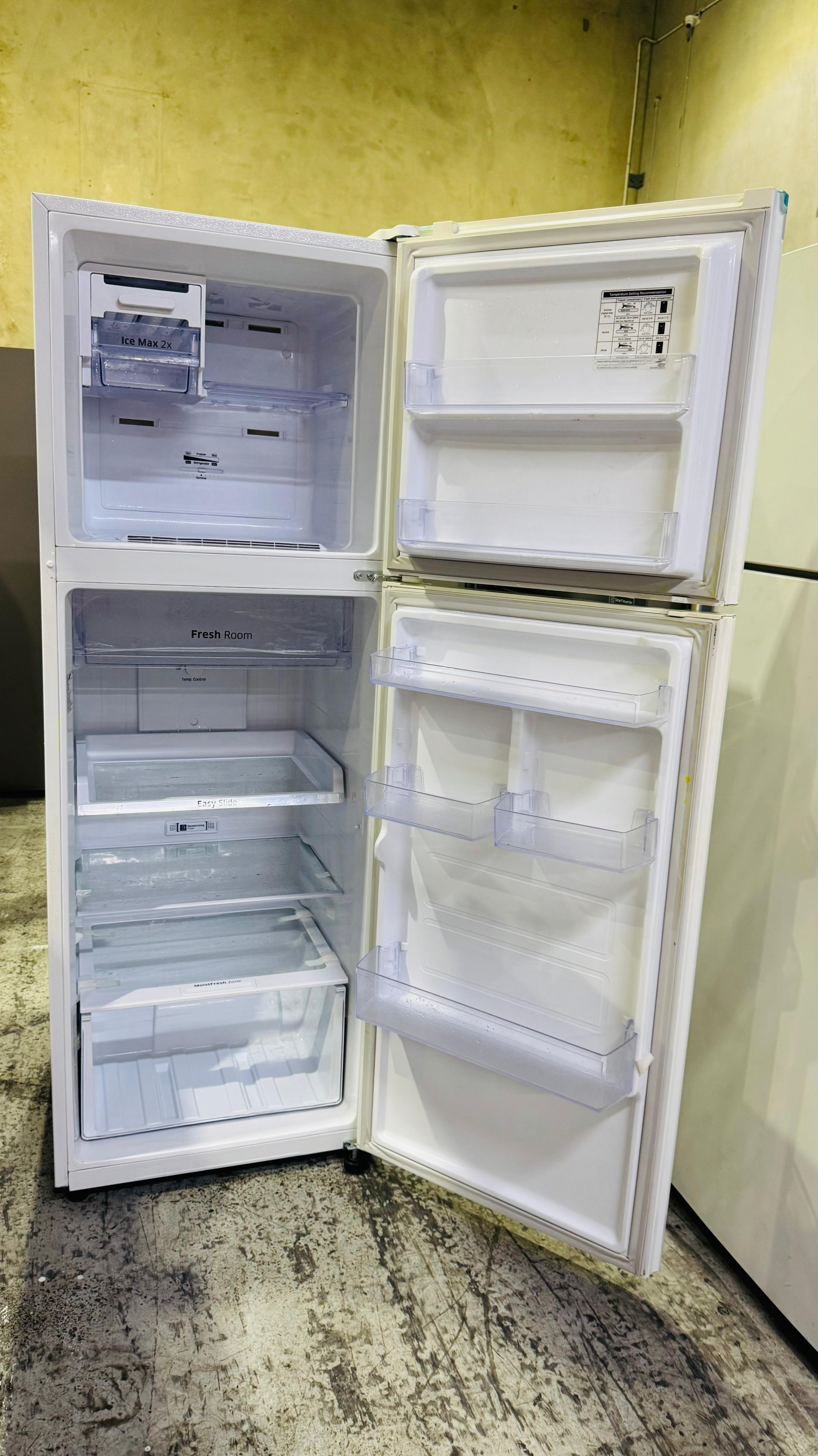 SAMSUNG 341 LITRES FRIDGE FREEZER