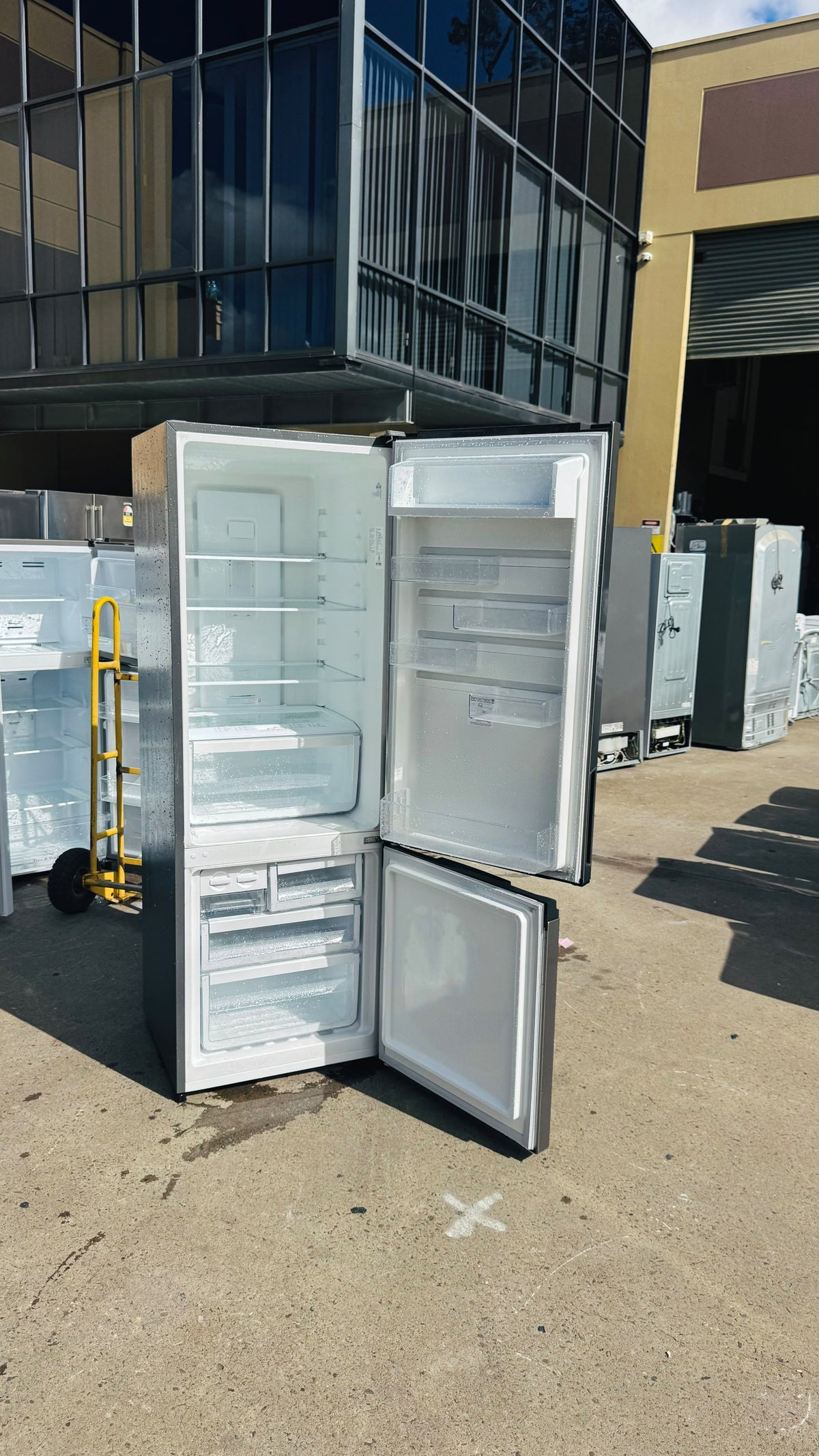 WESTINGHOUSE 370 LITRES FRIDGE FREEZER