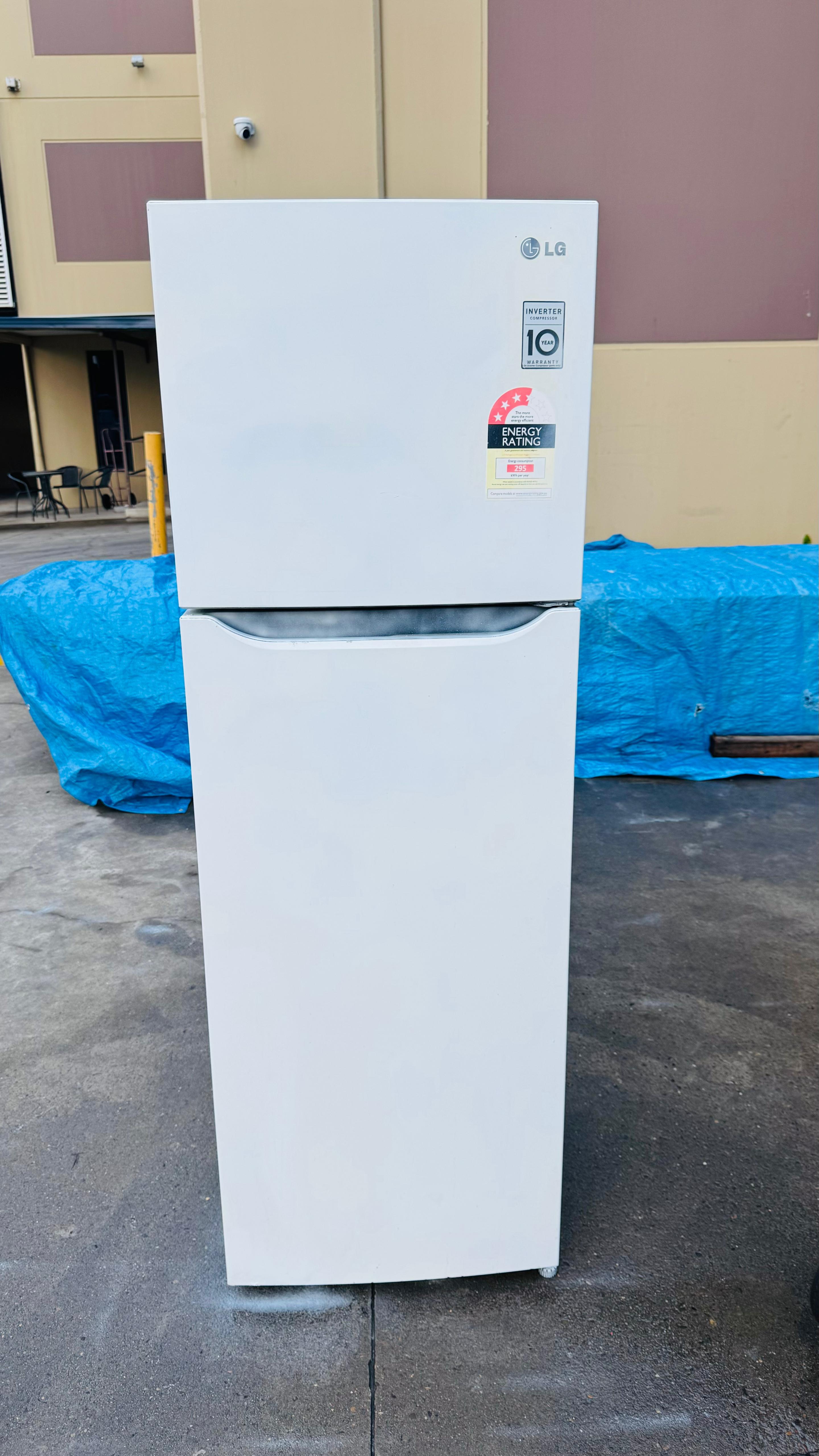 LG 279 LITRES FRIDGE FREEZER