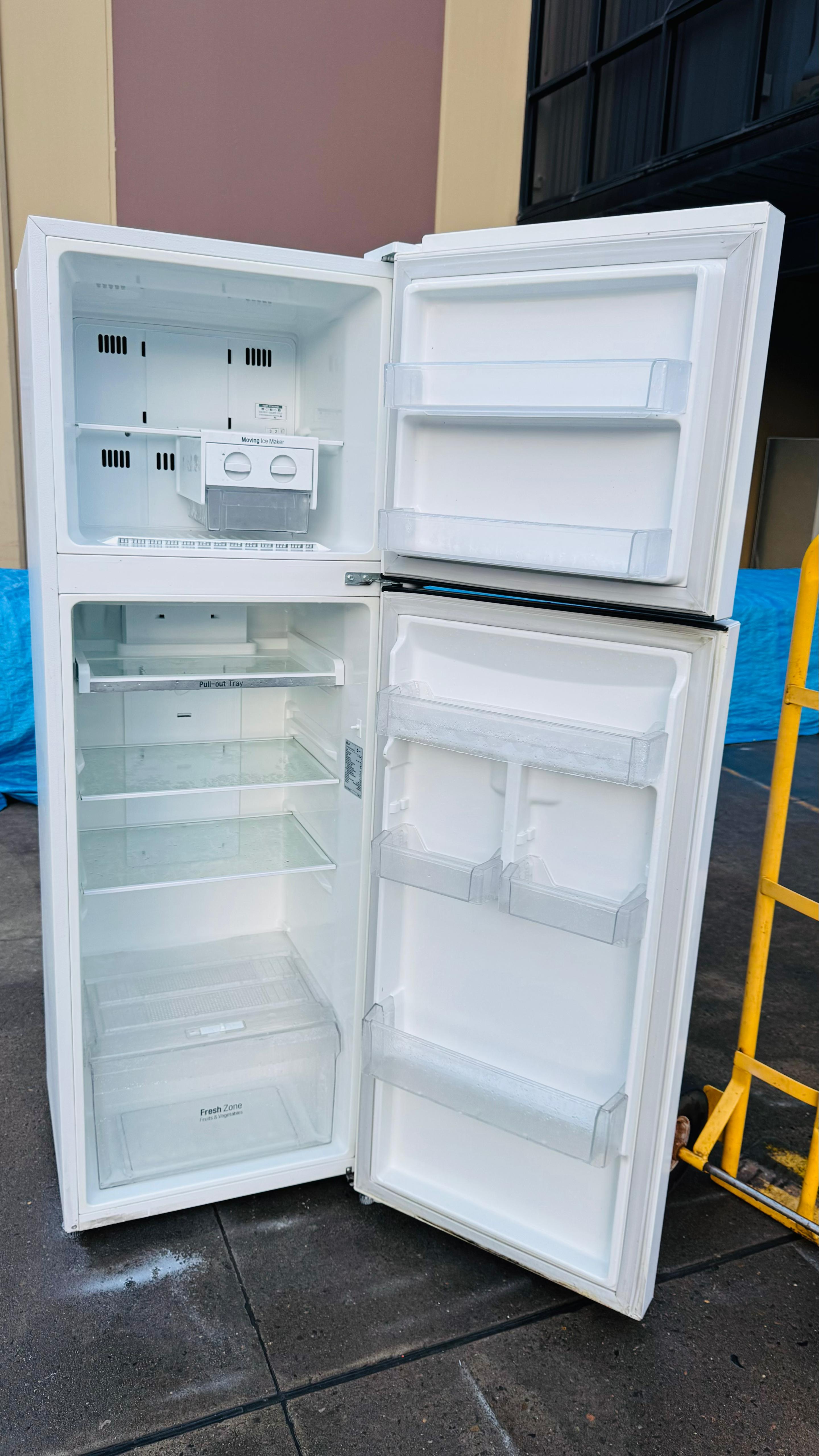 LG 279 LITRES FRIDGE FREEZER