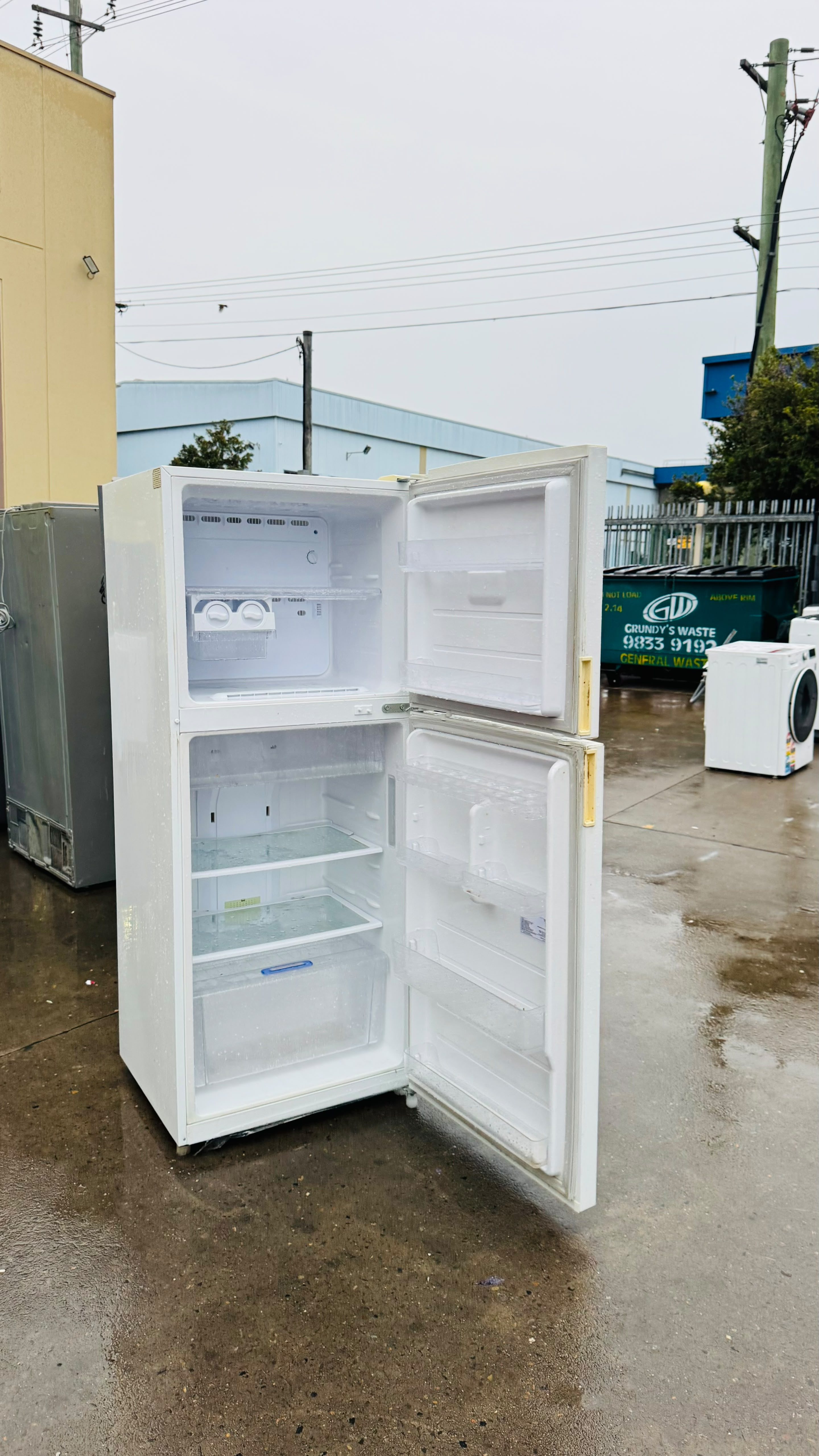 SAMSUNG 365 LITRES FRIDGE FREEZER