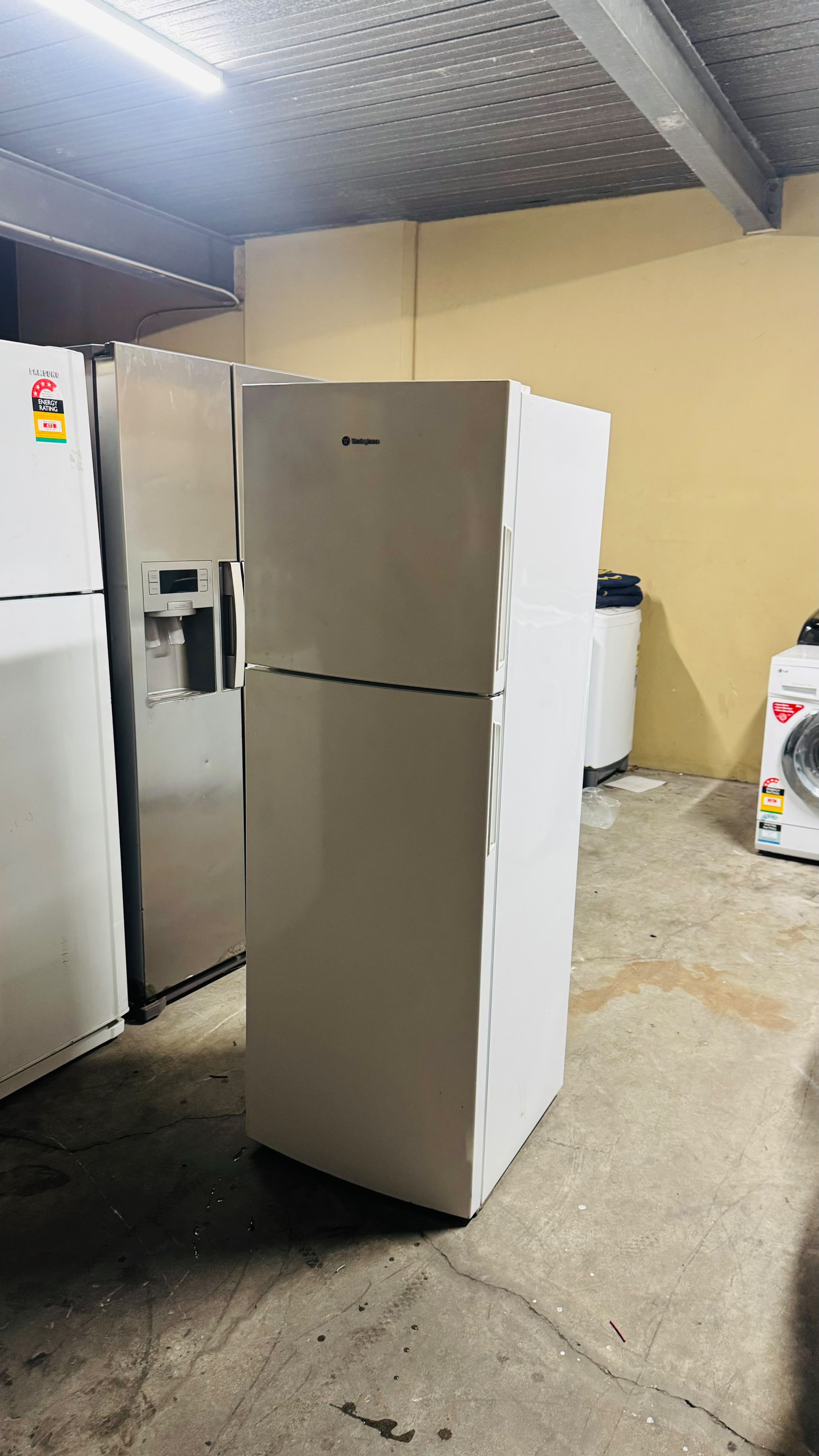 WESTINGHOUSE 275 LITRES FRIDGE FREEZER