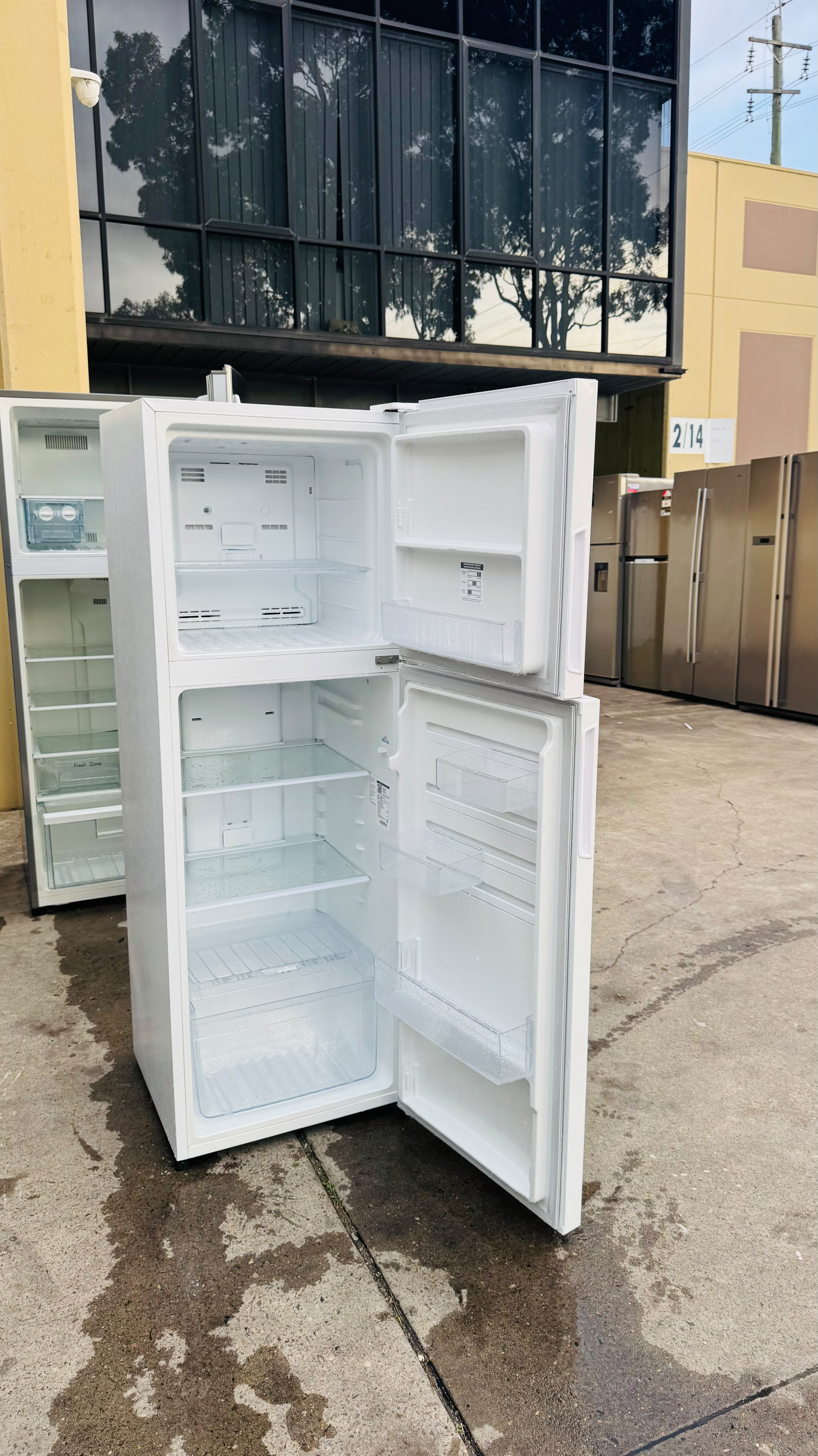 KELVINATOR 275 LITRES FRIDGE FREEZER