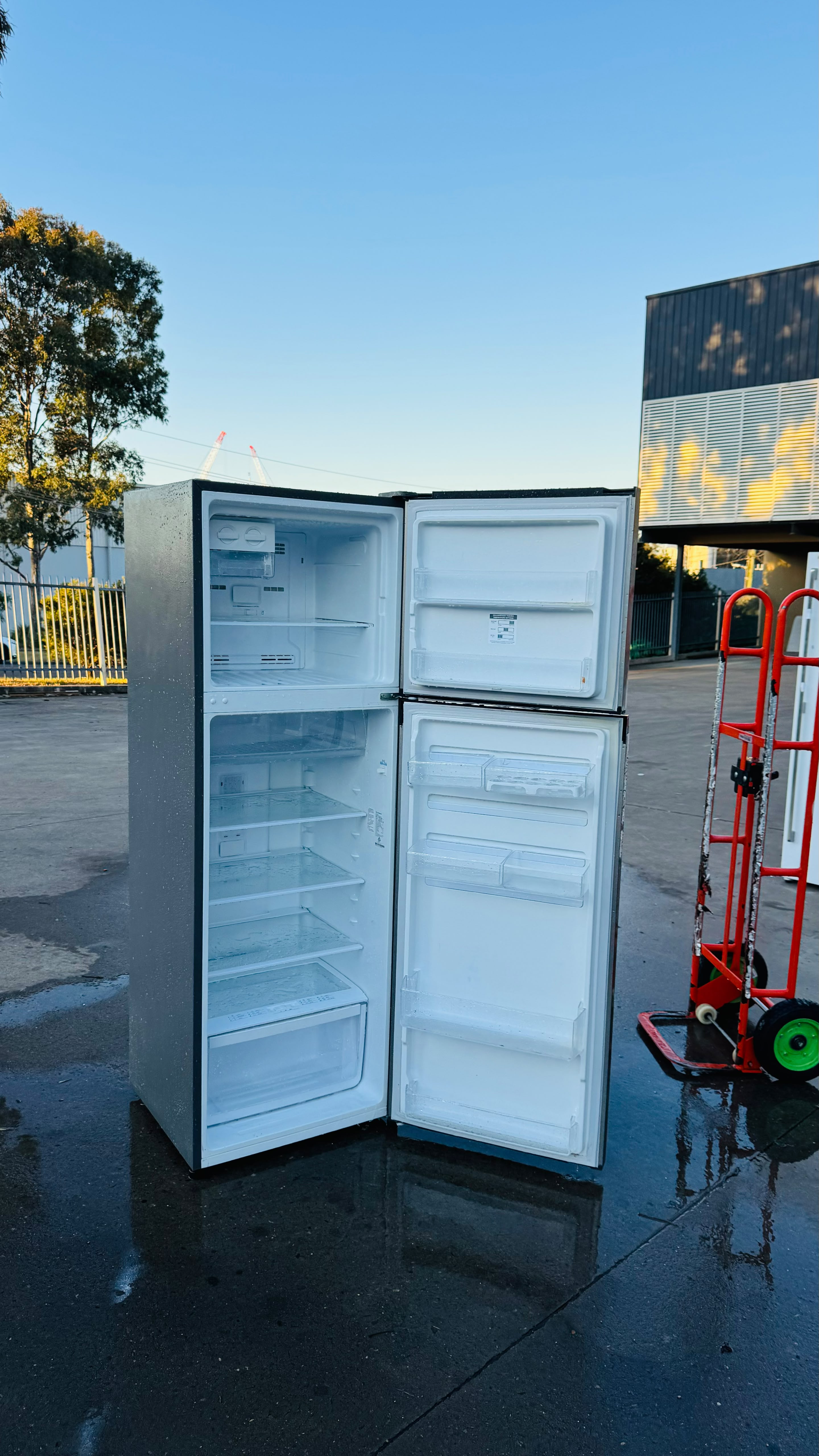 WESTINGHOUSE 370 LITRES FRIDGE FREEZER