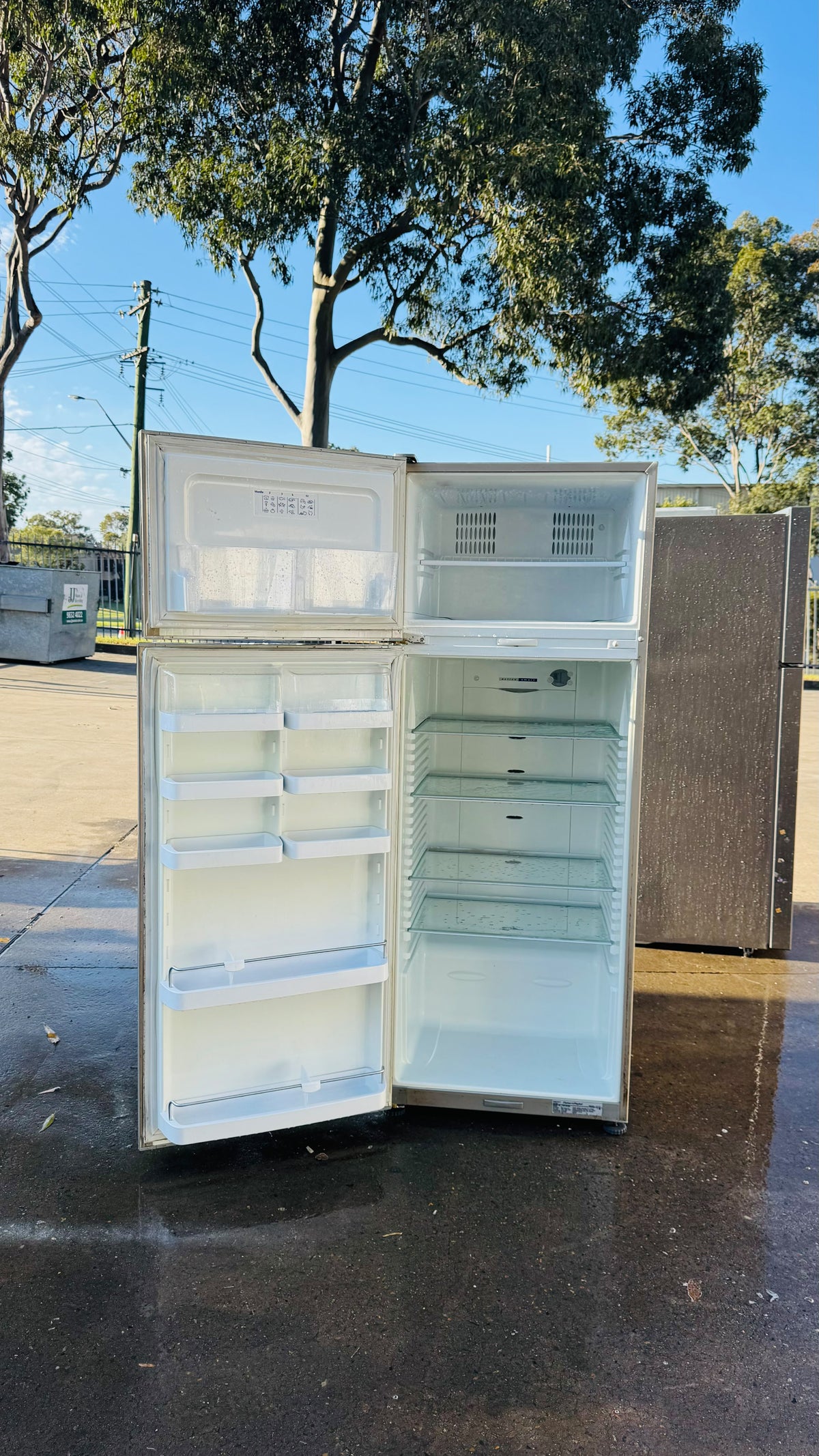 FISHER AND PAYKEL 411 LITRES FRIDGE FREEZER