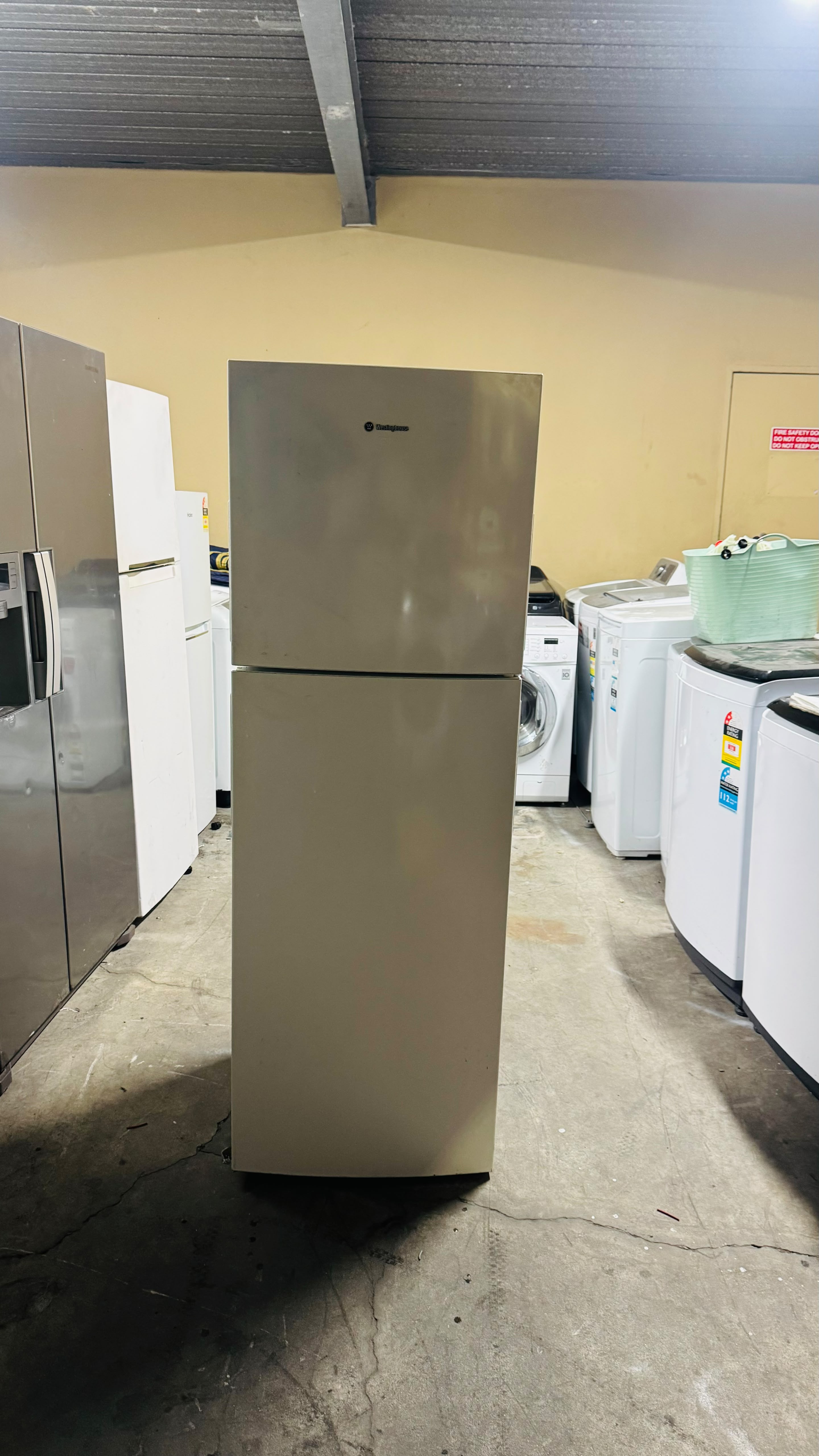 WESTINGHOUSE 275 LITRES FRIDGE FREEZER