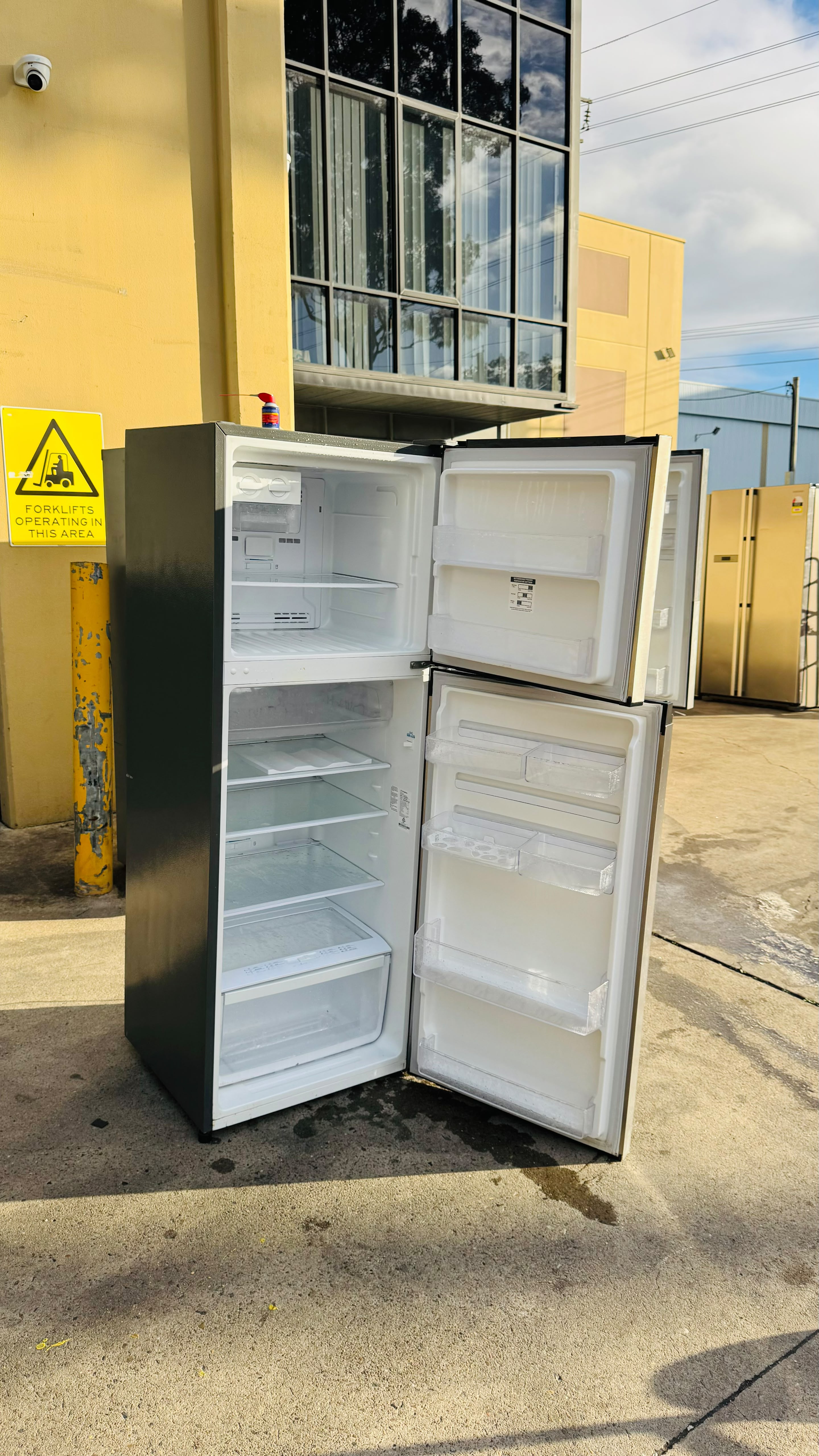 WESTINGHOUSE 339 LITRES FRIDGE FREEZER