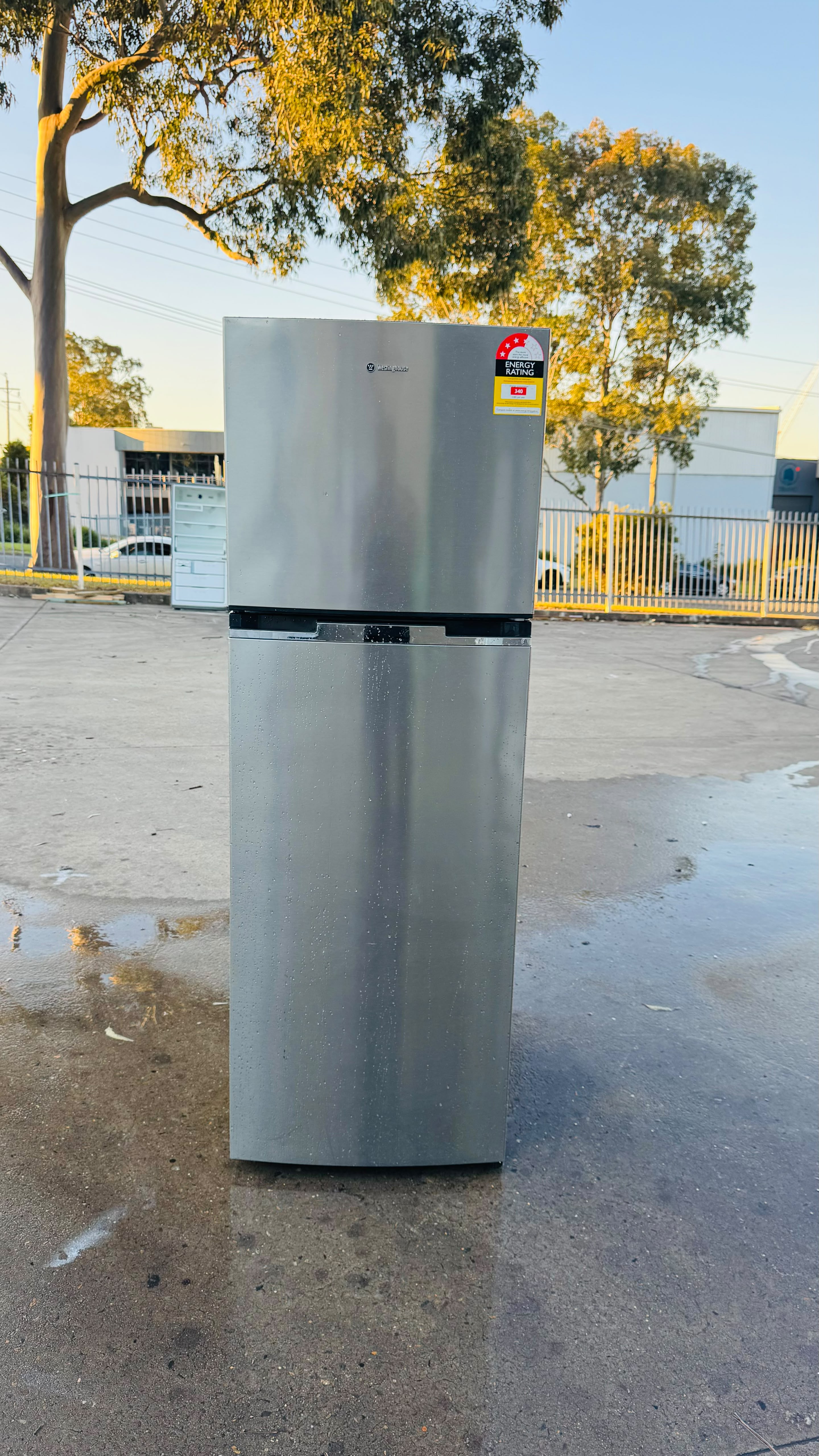 WESTINGHOUSE 370 LITRES FRIDGE FREEZER