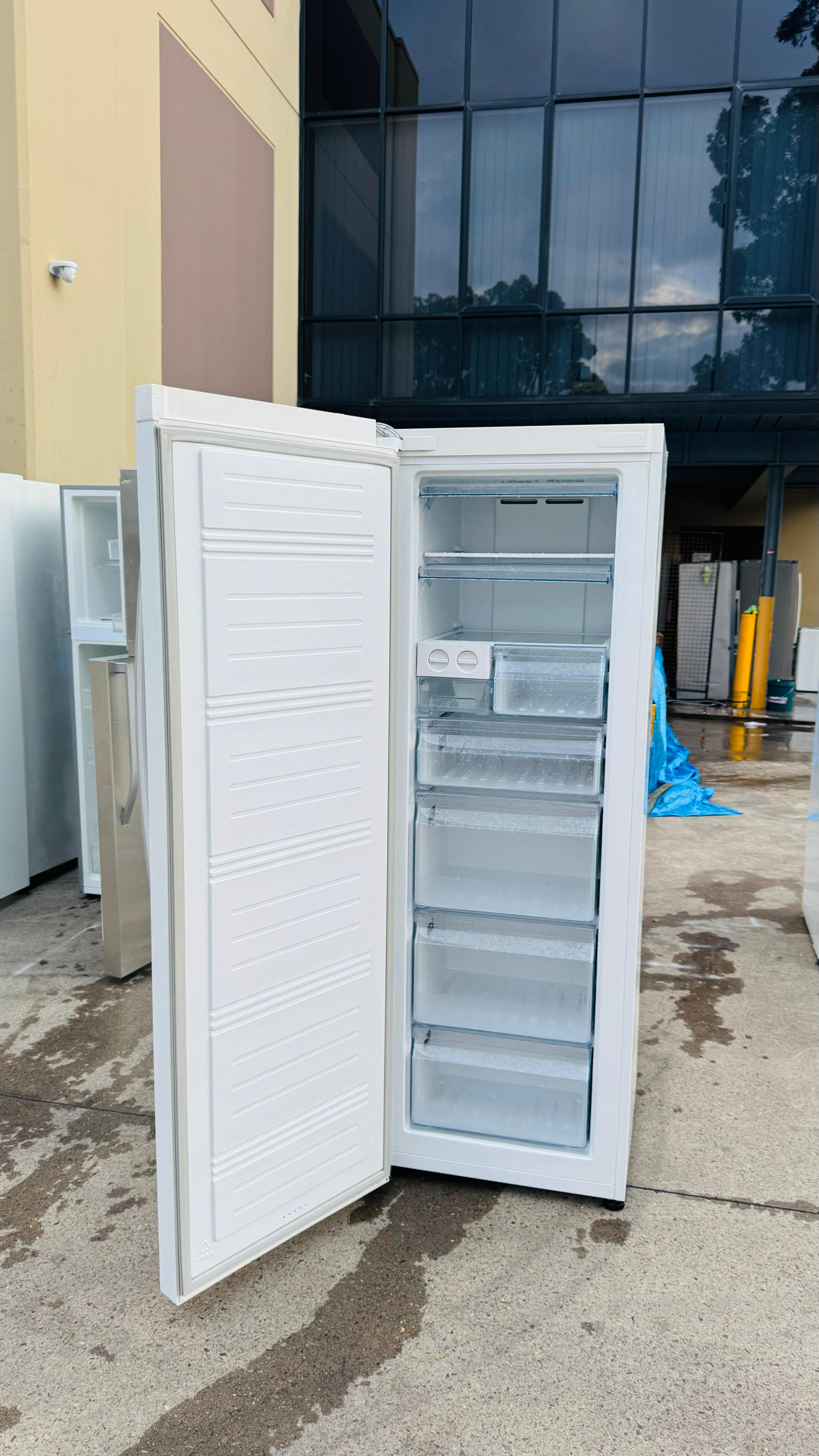 HISENSE 280 LITRES FRIDGE ONLY