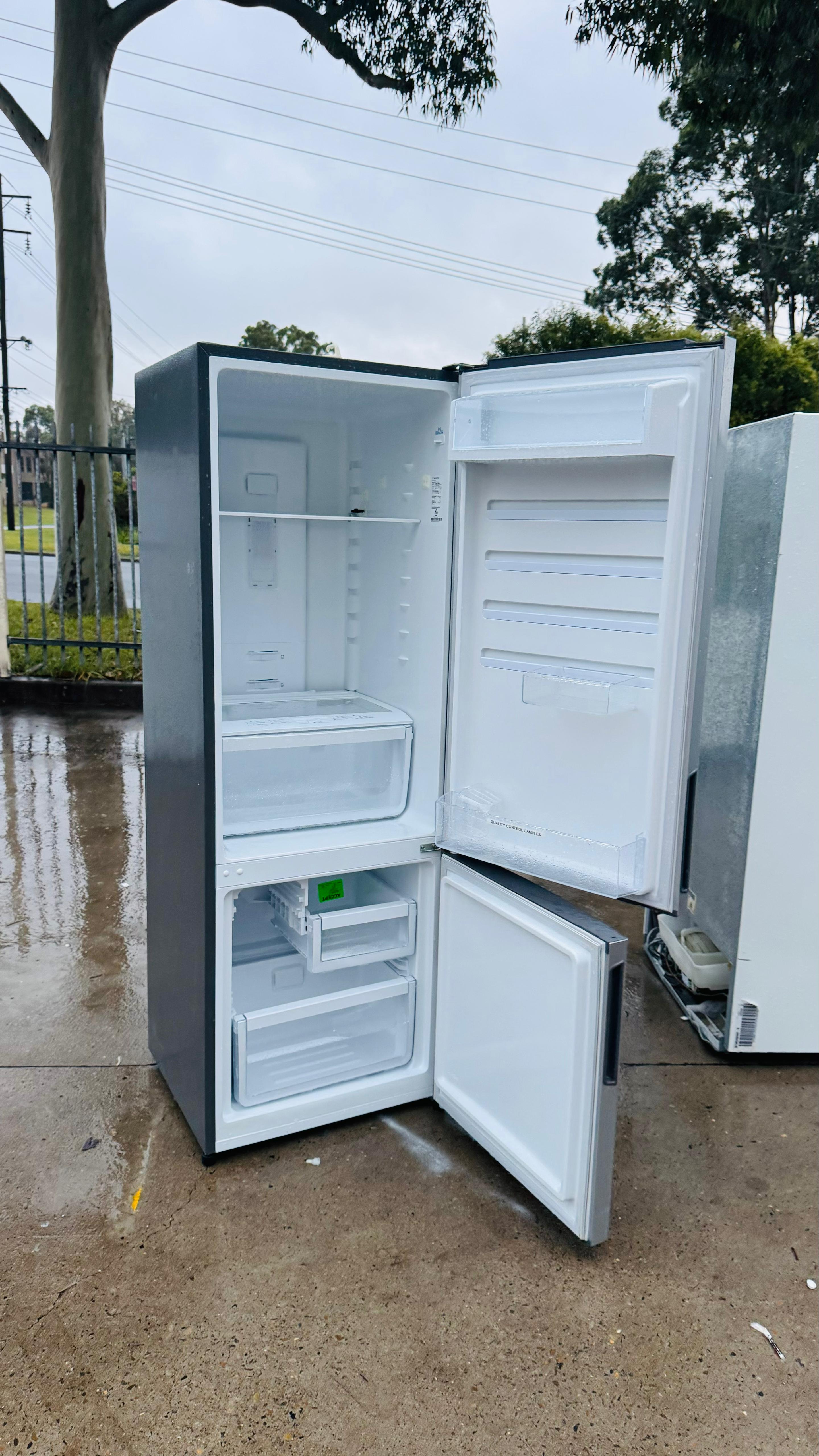 WESTINGHOUSE 370 LITRES FRIDGE FREEZER
