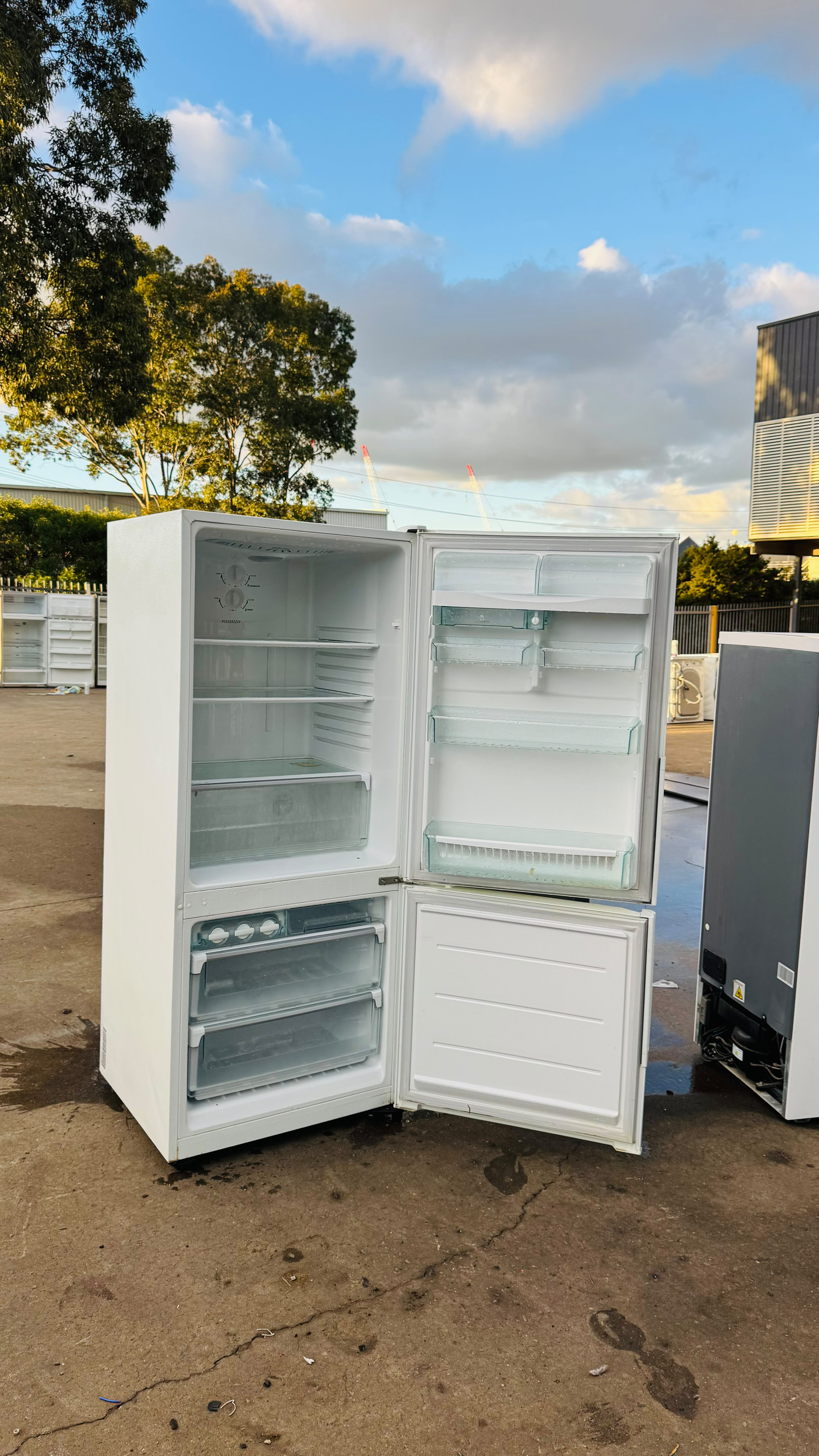 WESTINGHOUSE 430 LITRES FRIDGE FREEZER