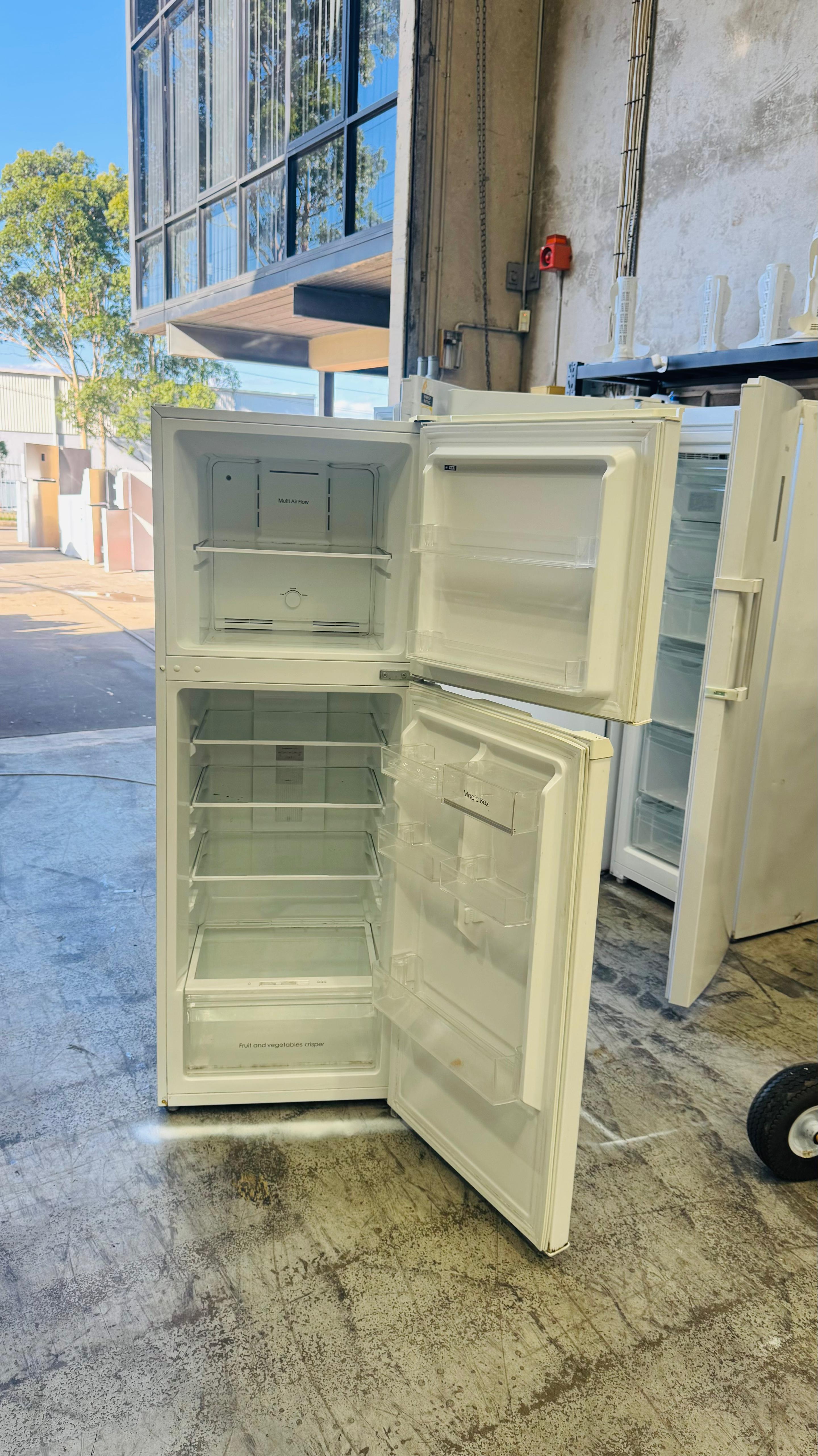 ARCTIC 239 LITRES FRIDGE FREEZER
