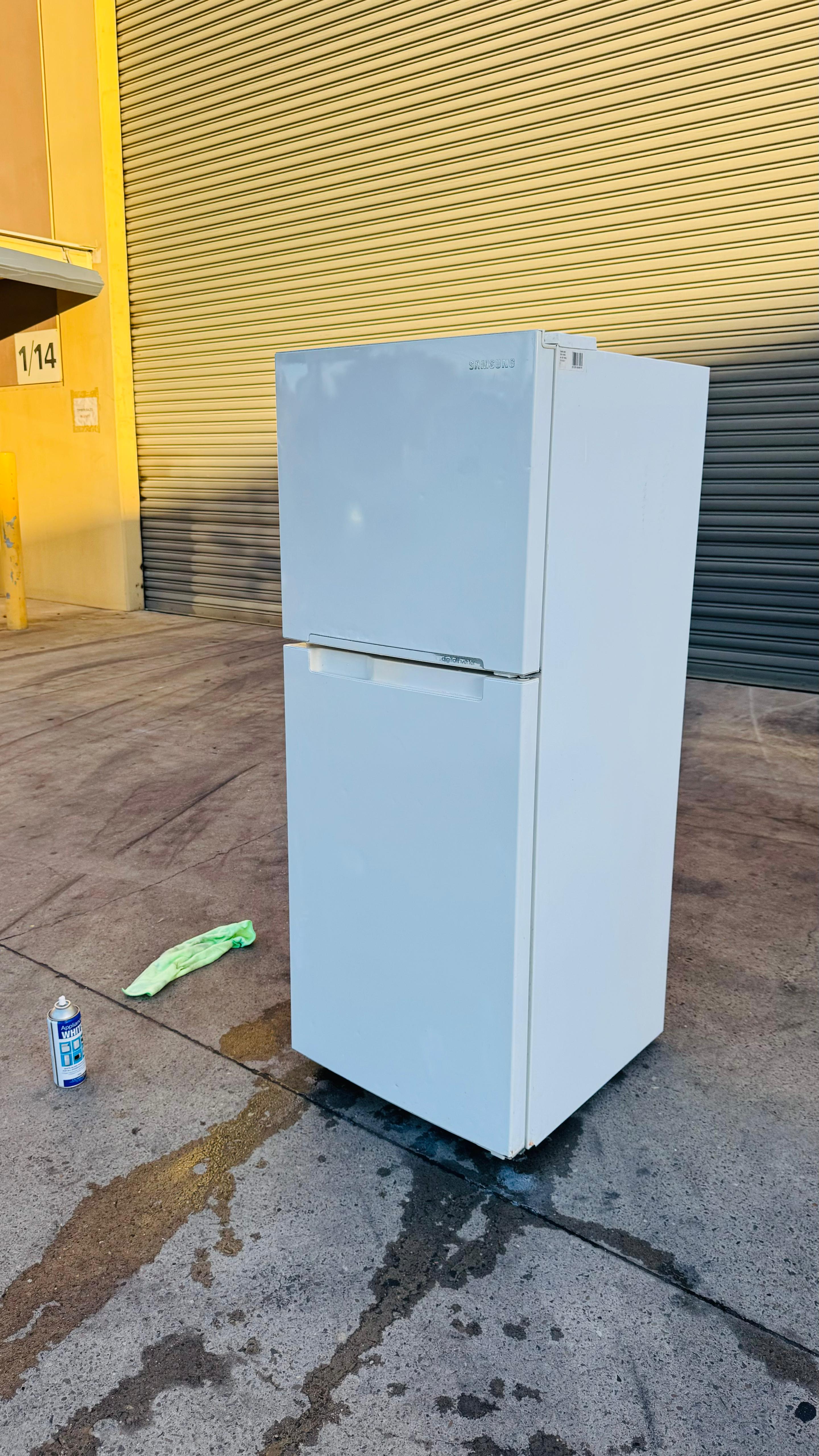 SAMSUNG 228 LITRES FRIDGE FREEZER