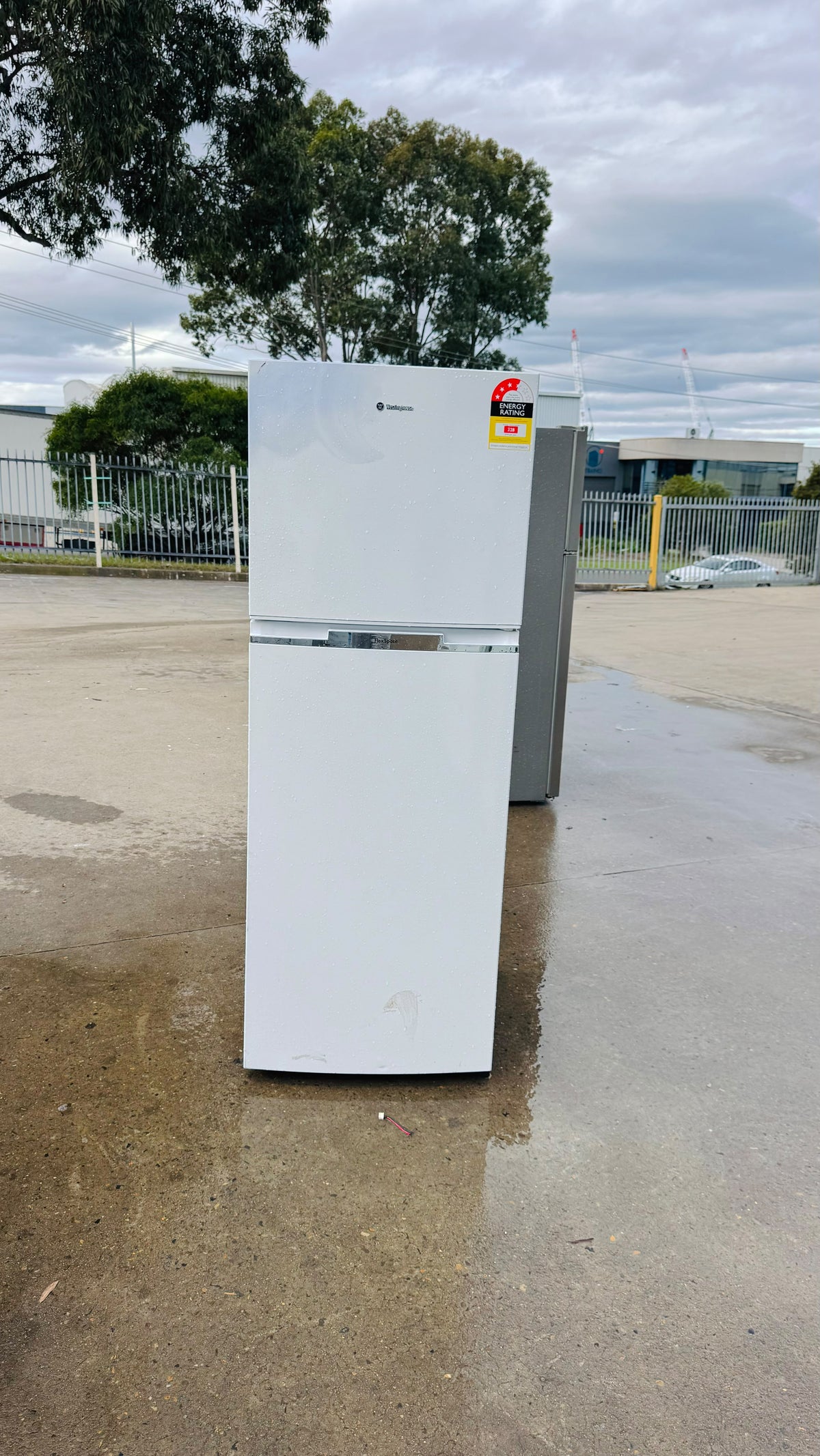 WESTINGHOUSE 339 LITRES FRIDGE FREEZER