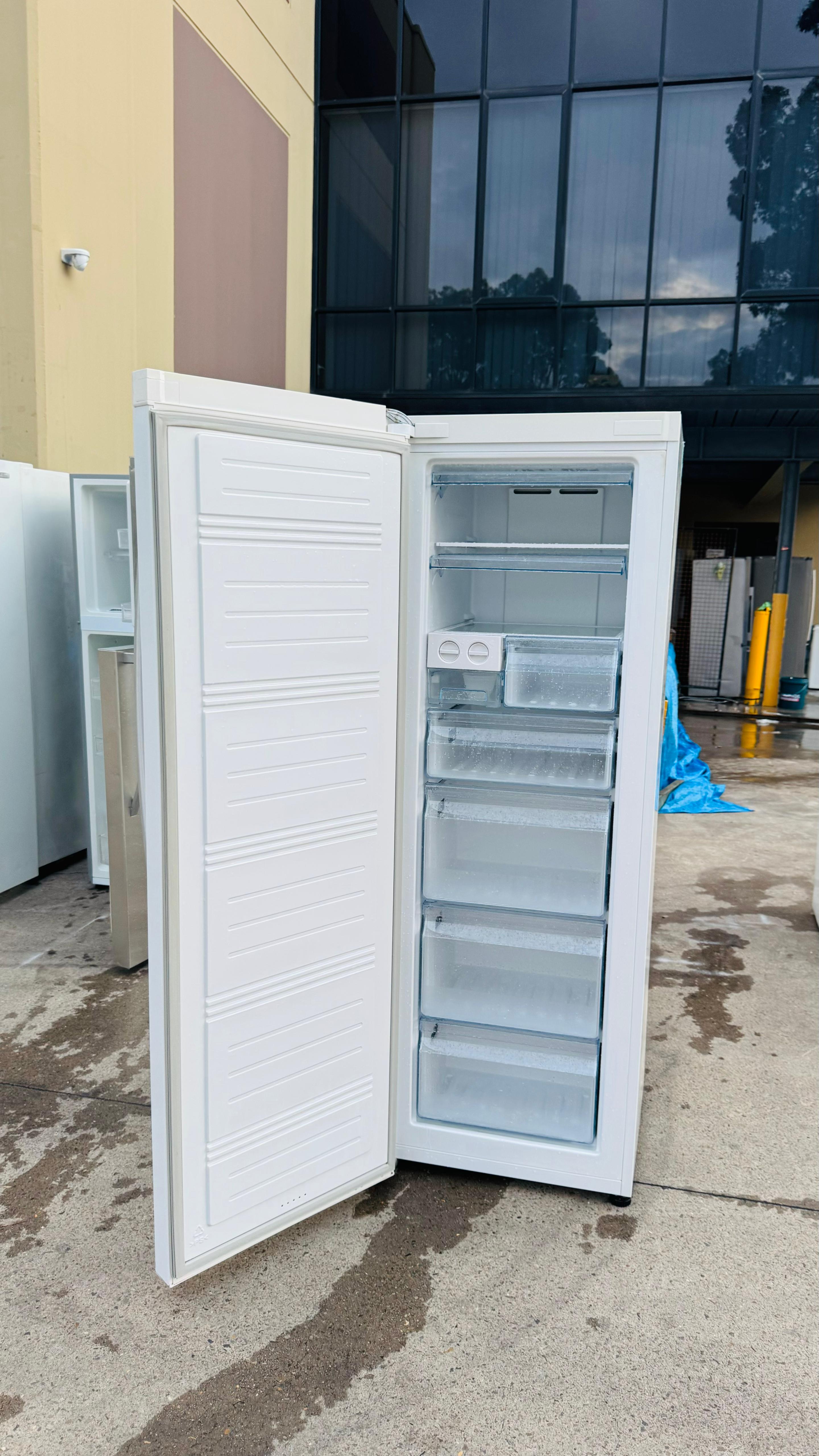 HISENSE 280 LITRES FRIDGE ONLY