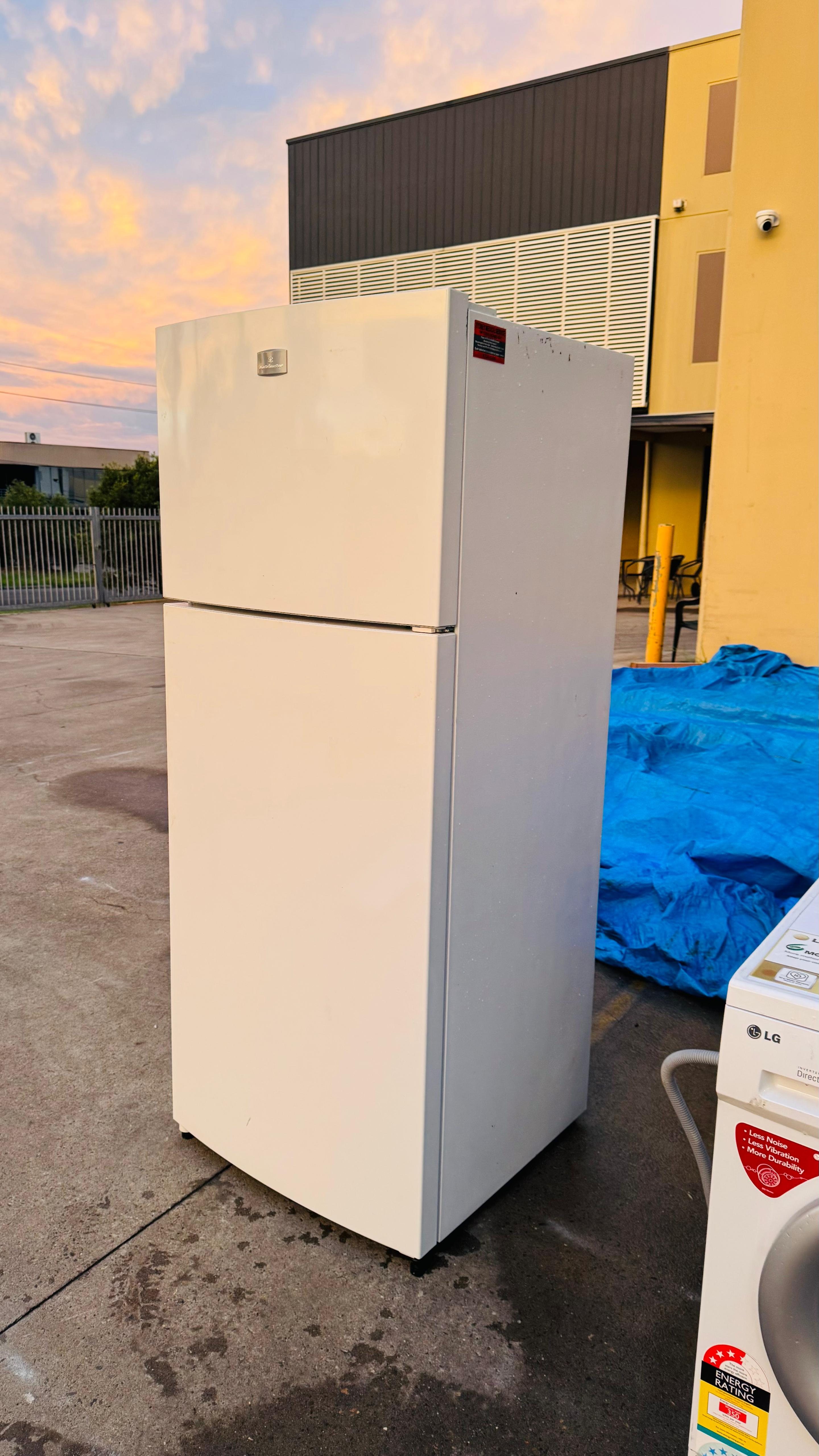 KELVINATOR 461 LITRES FRIDGE FREEZER