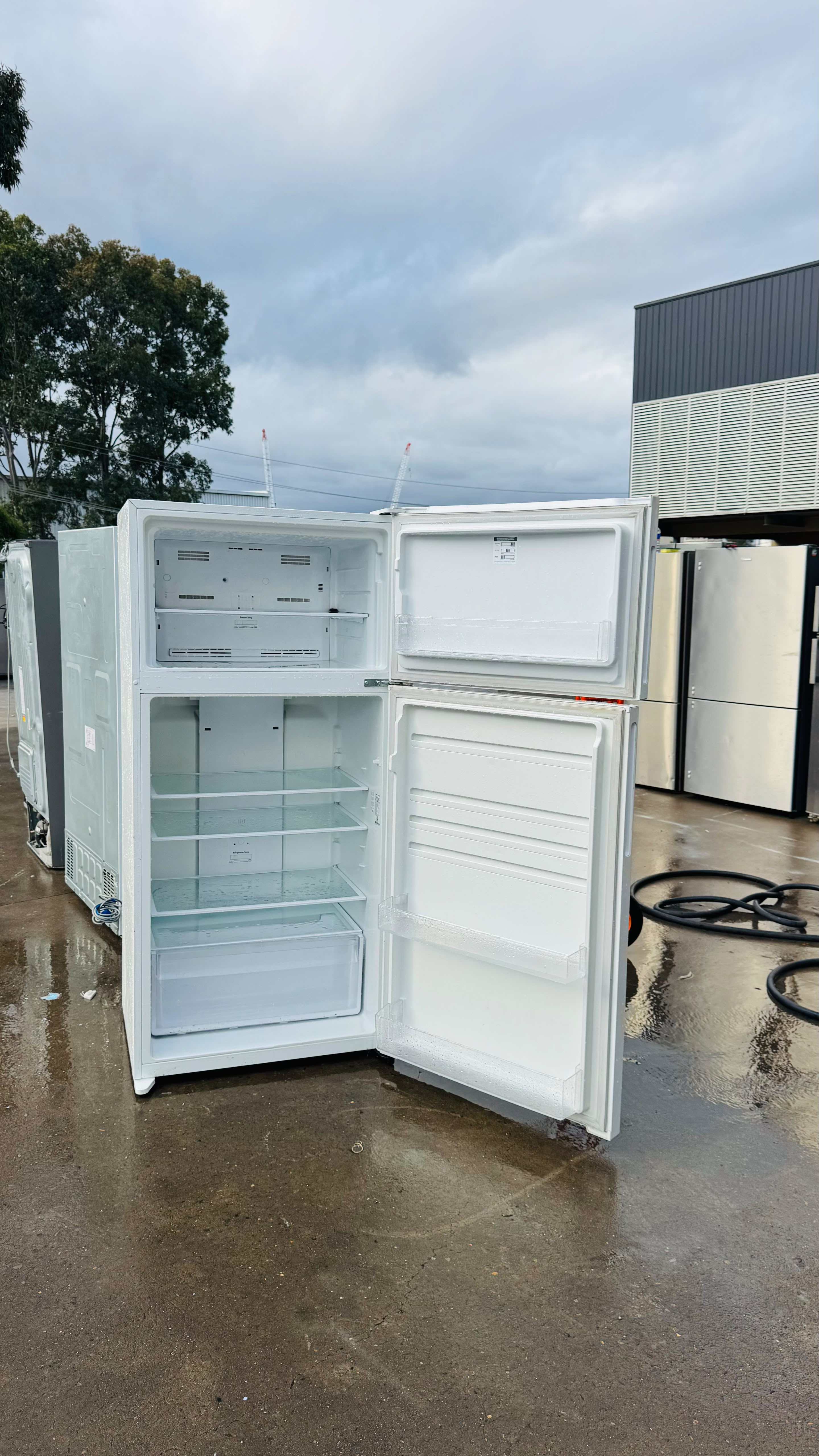 KELVINATOR 536 LITRES FRIDGE FREEZER