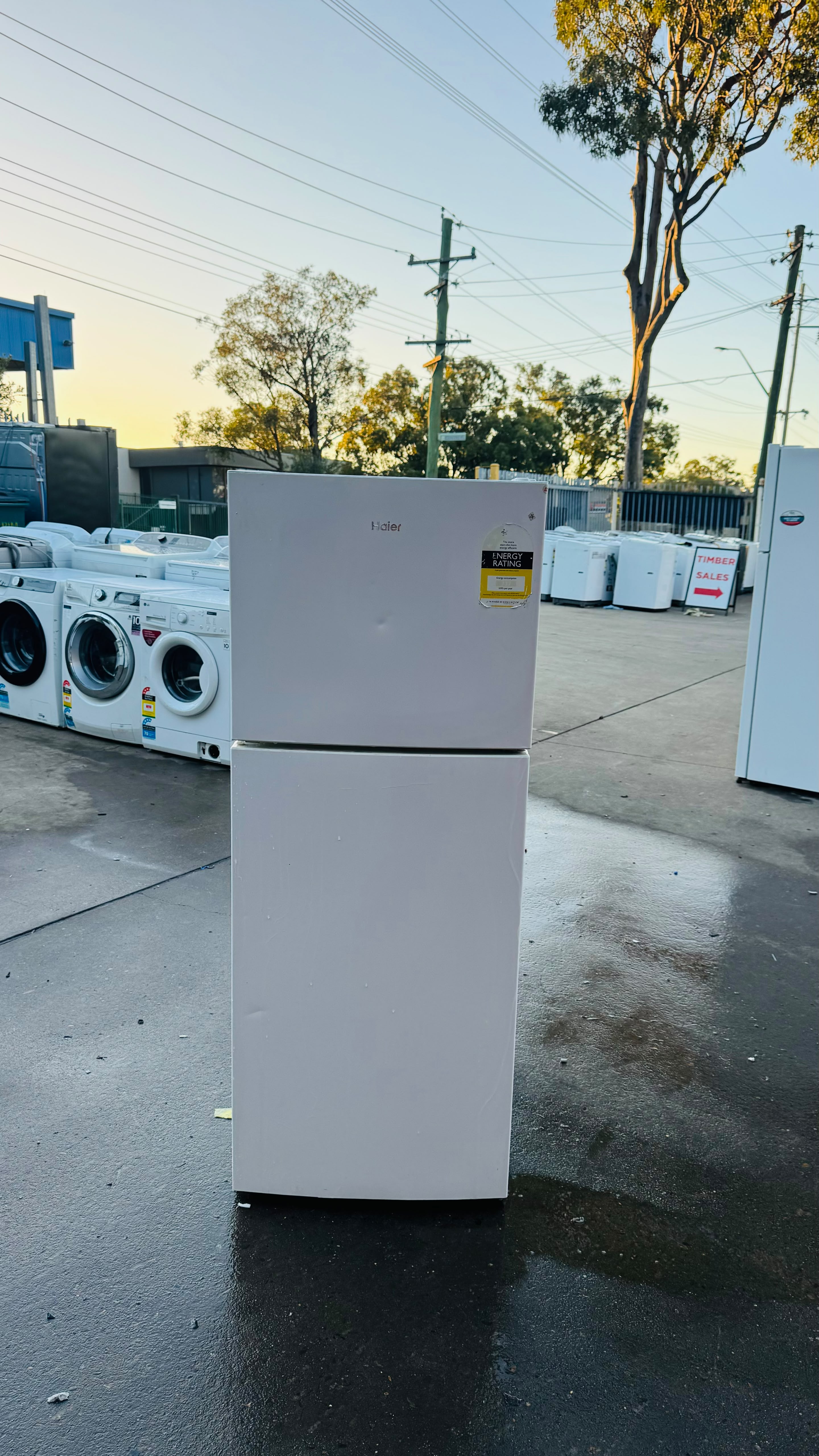 HAIER 224 LITRES FRIDGE FREEZER