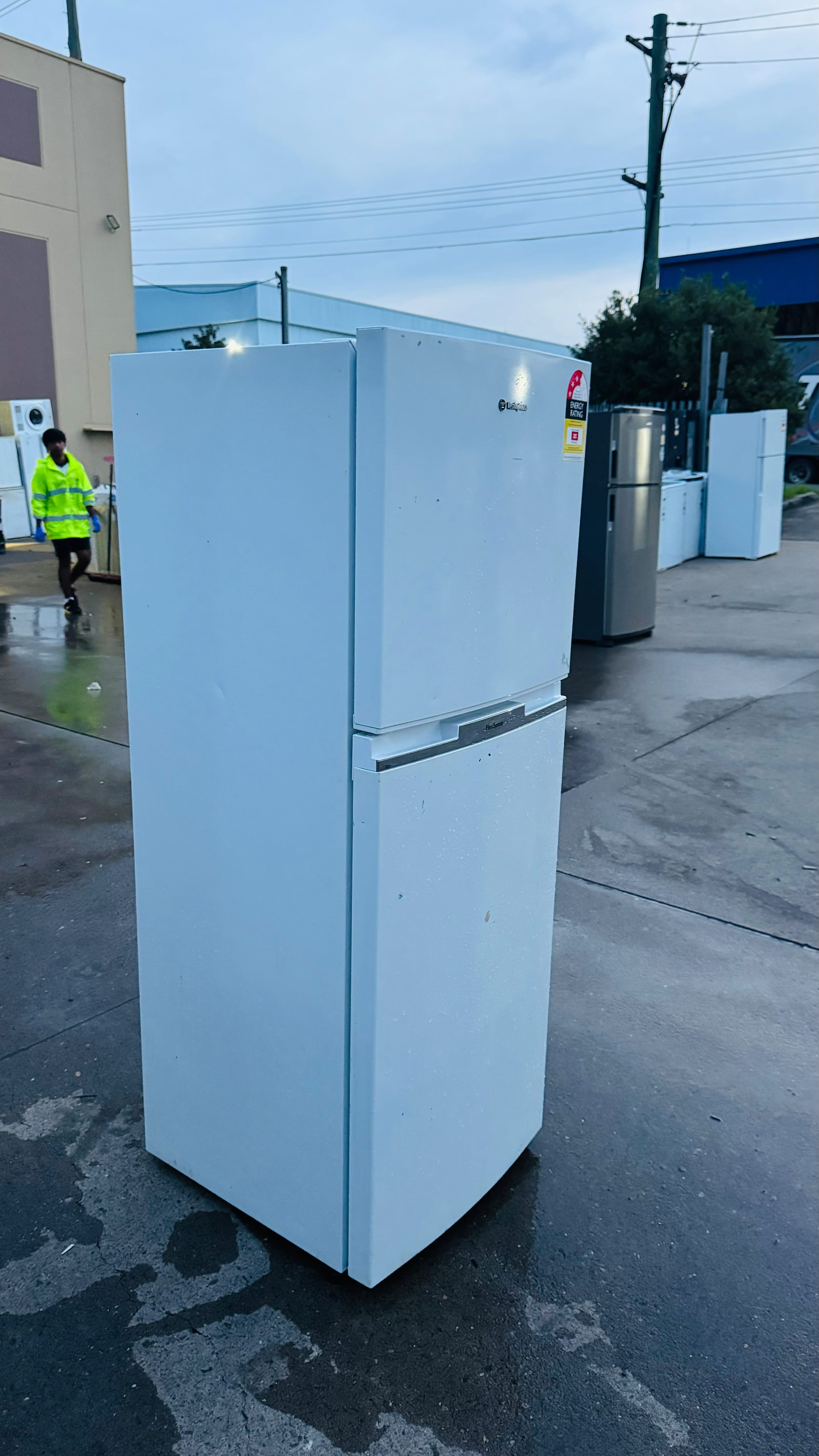 WESTINGHOUSE 245 LITRES FRIDGE FREEZER