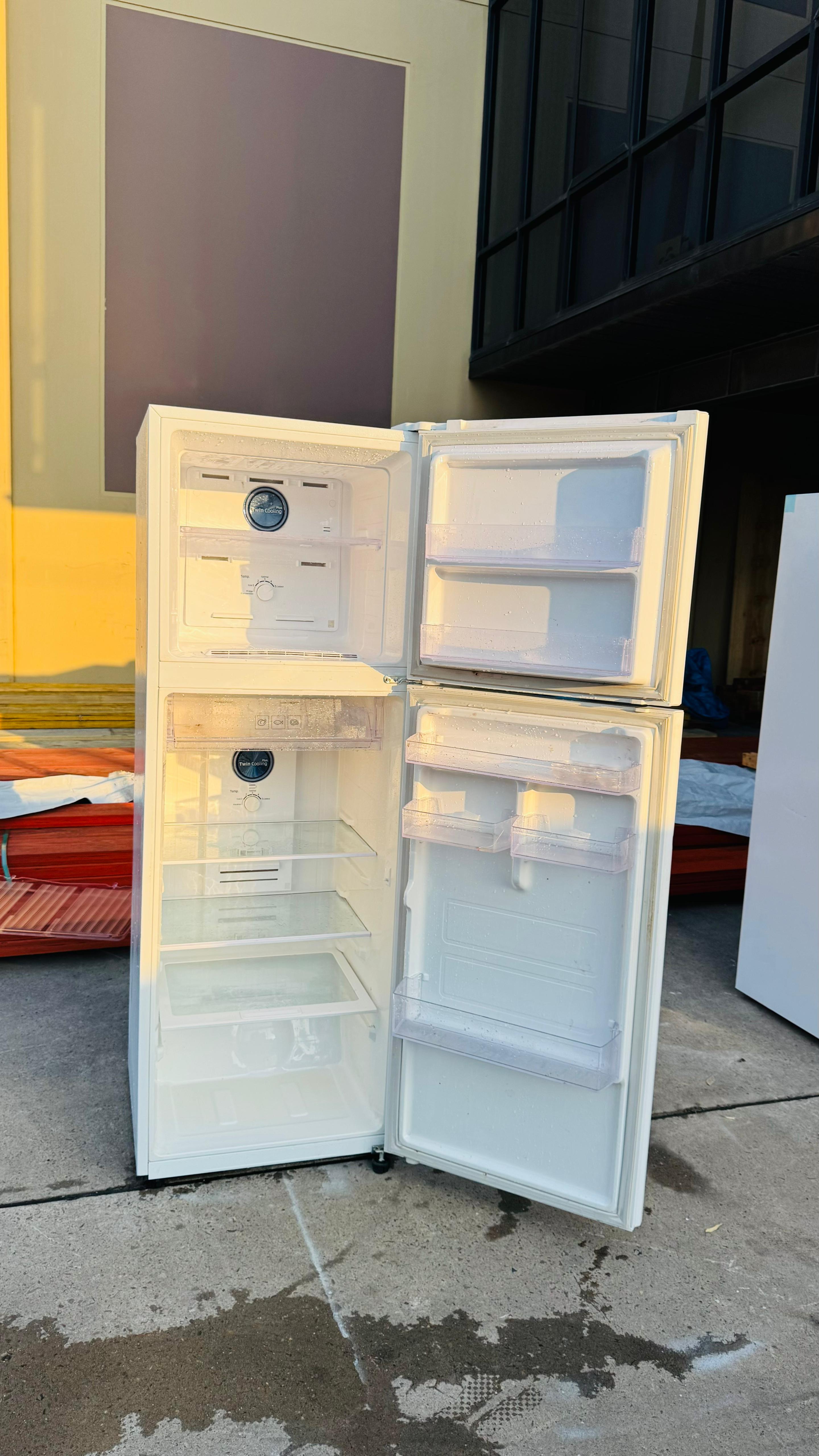SAMSUNG 343 LITRES FRIDGE FREEZER