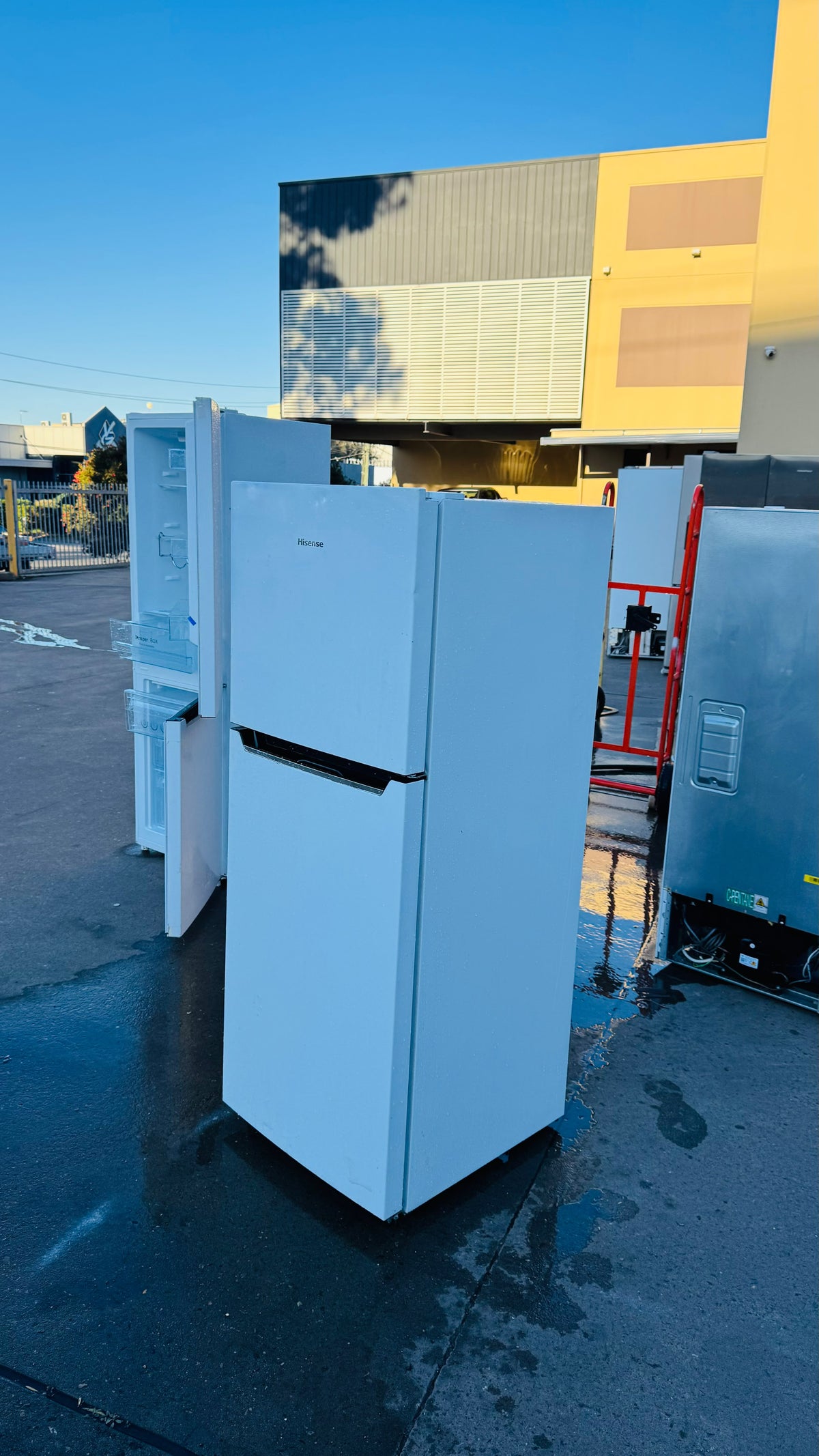 HISENSE 230 LITRES FRIDGE FREEZER