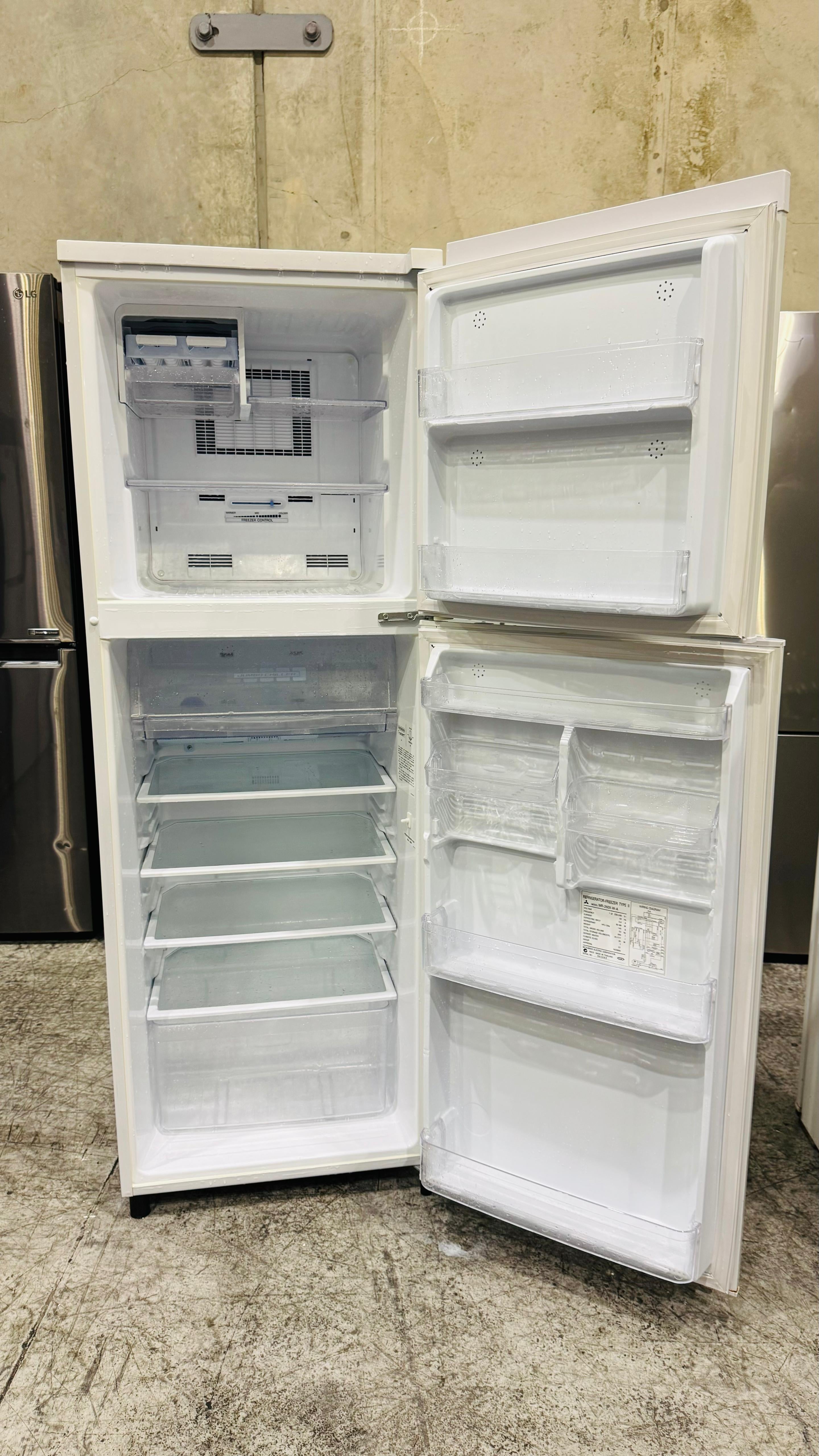 MITSUBUSHI 260 LITRES FRIDGE FREEZER