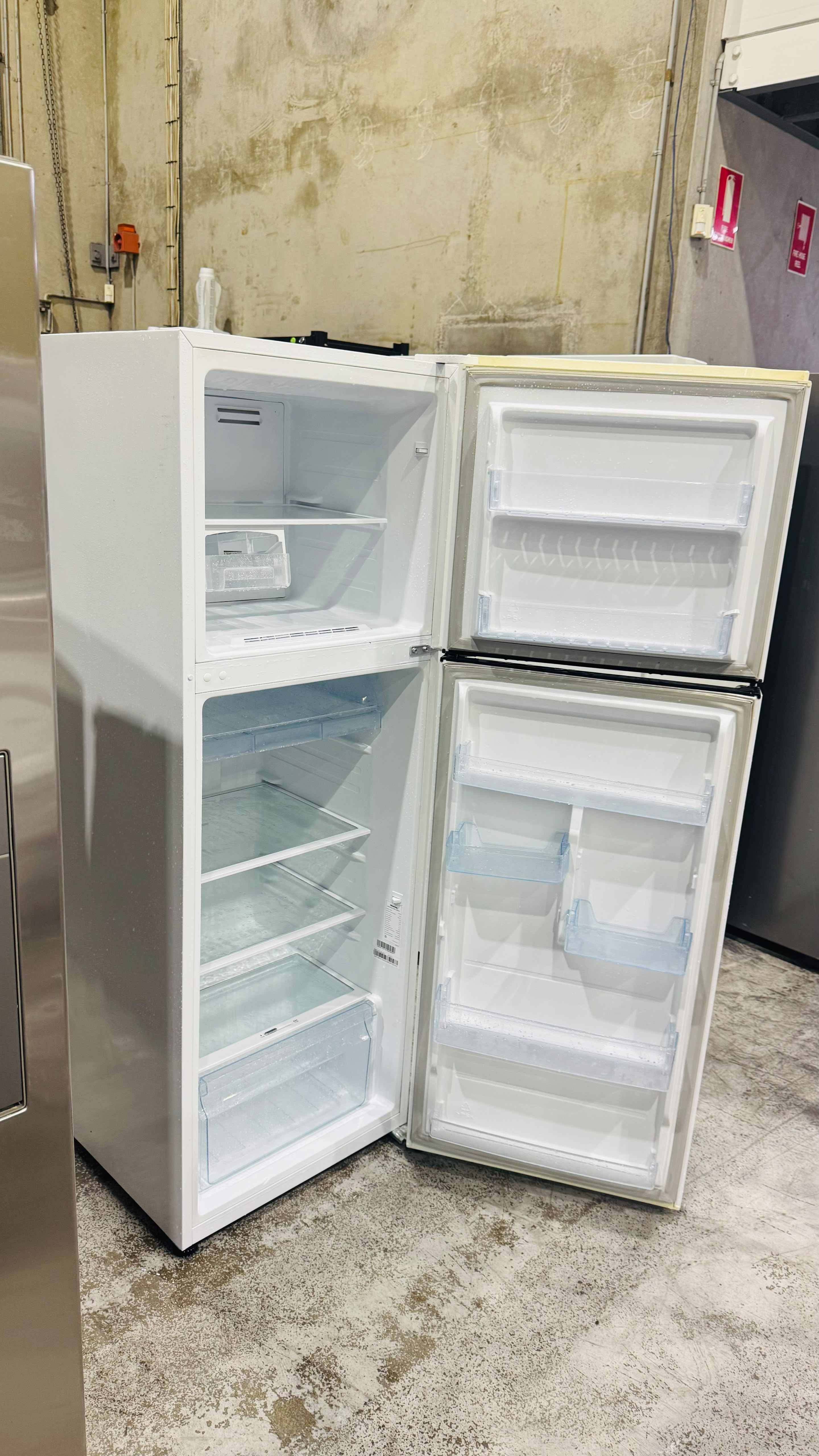 HISENSE 350 LITRES FRIDGE FREEZER
