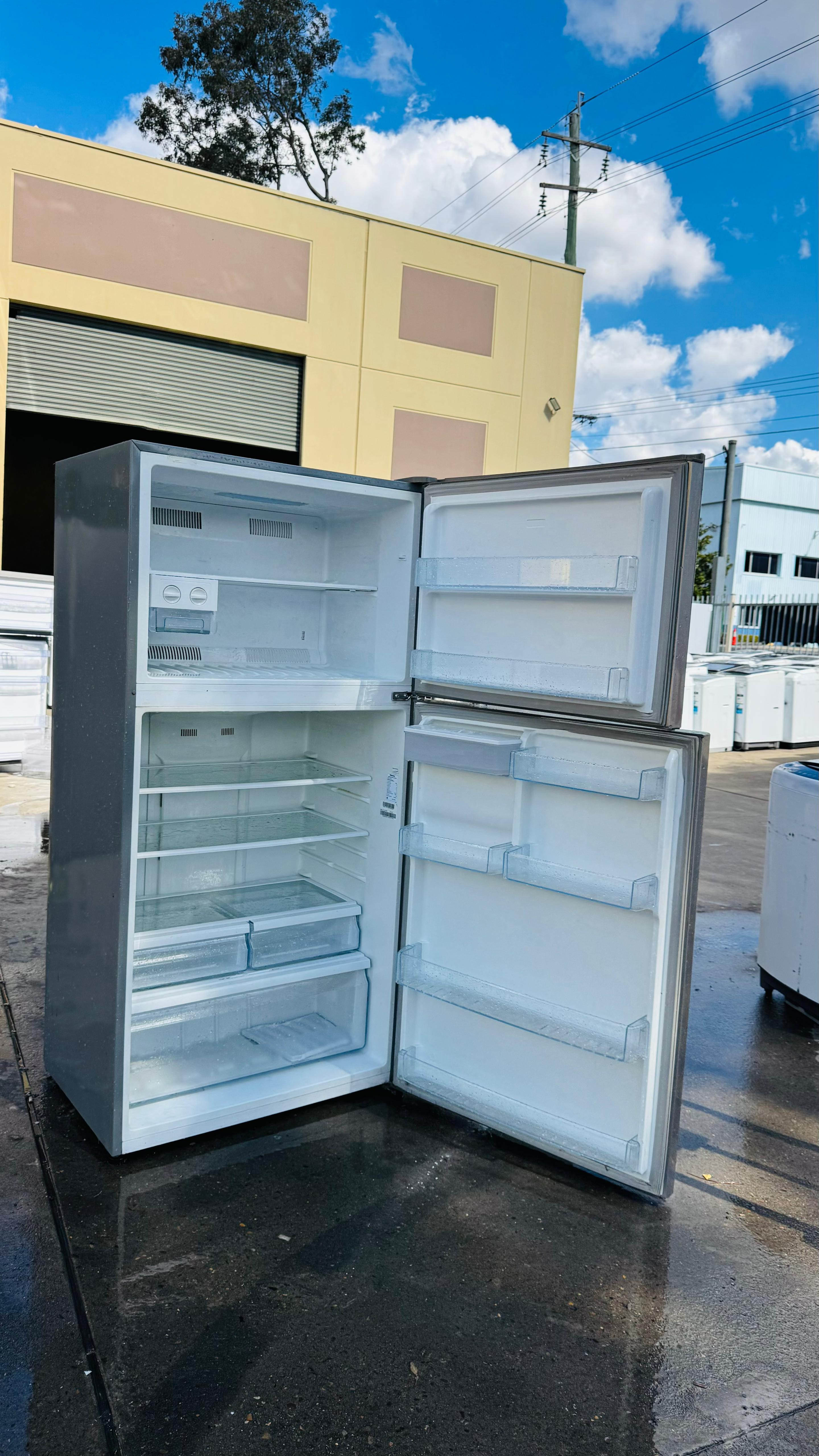 HISENSE 593 LITRES FRIDGE FREEZER