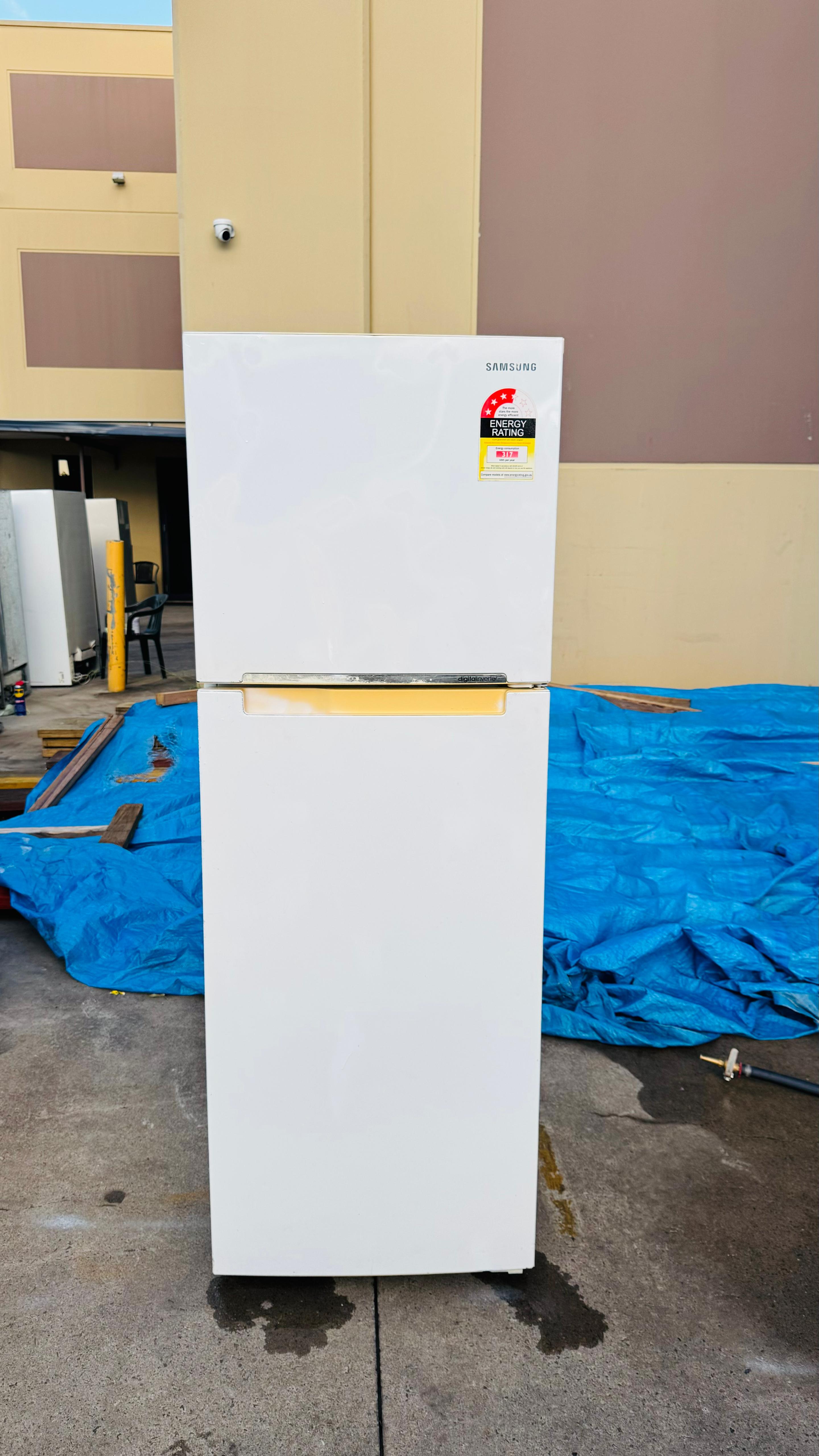 SAMSUNG 341 LITRES FRIDGE FREEZER