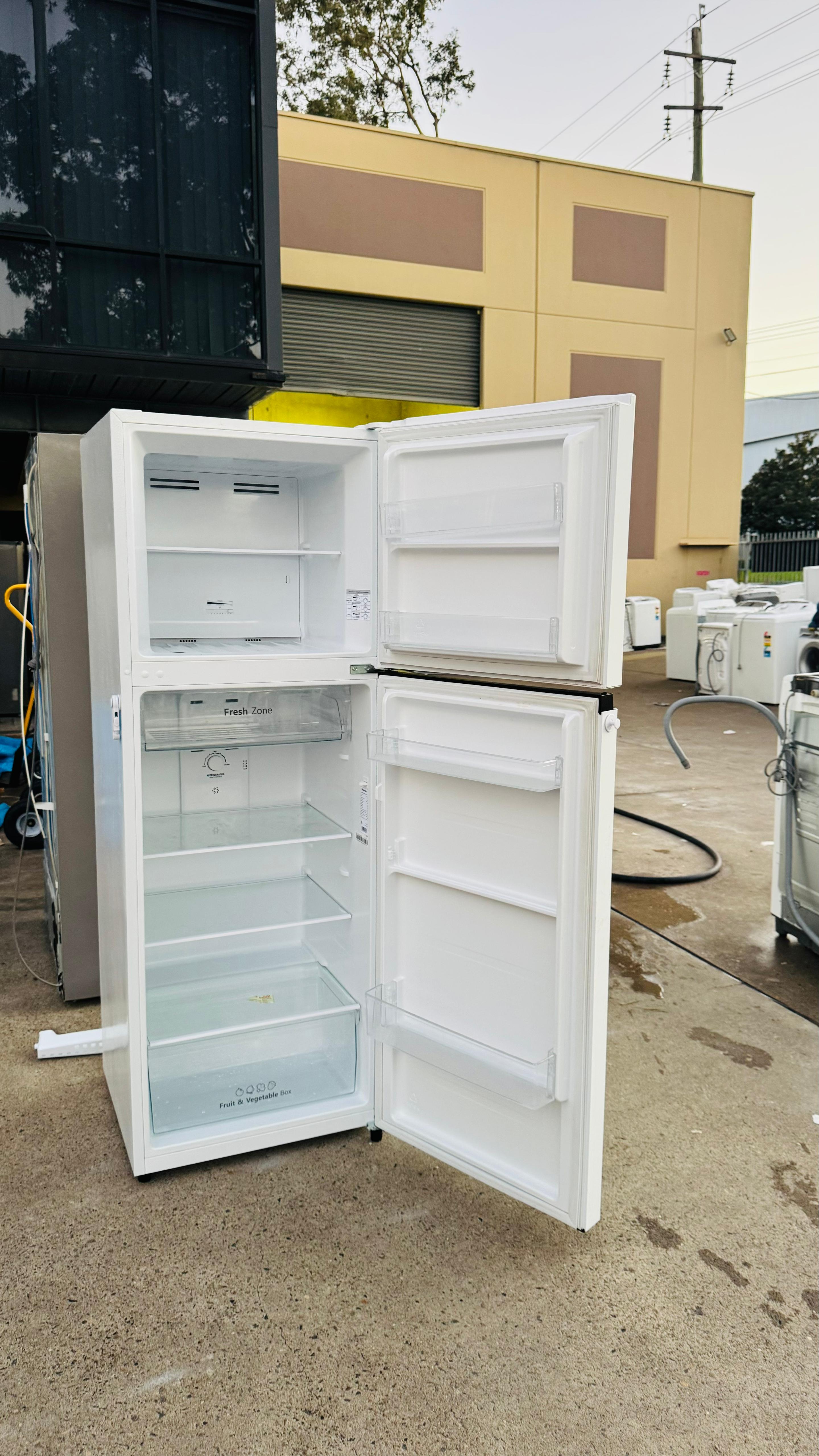 HISENSE 326 LITRES FRIDGE FREEZER
