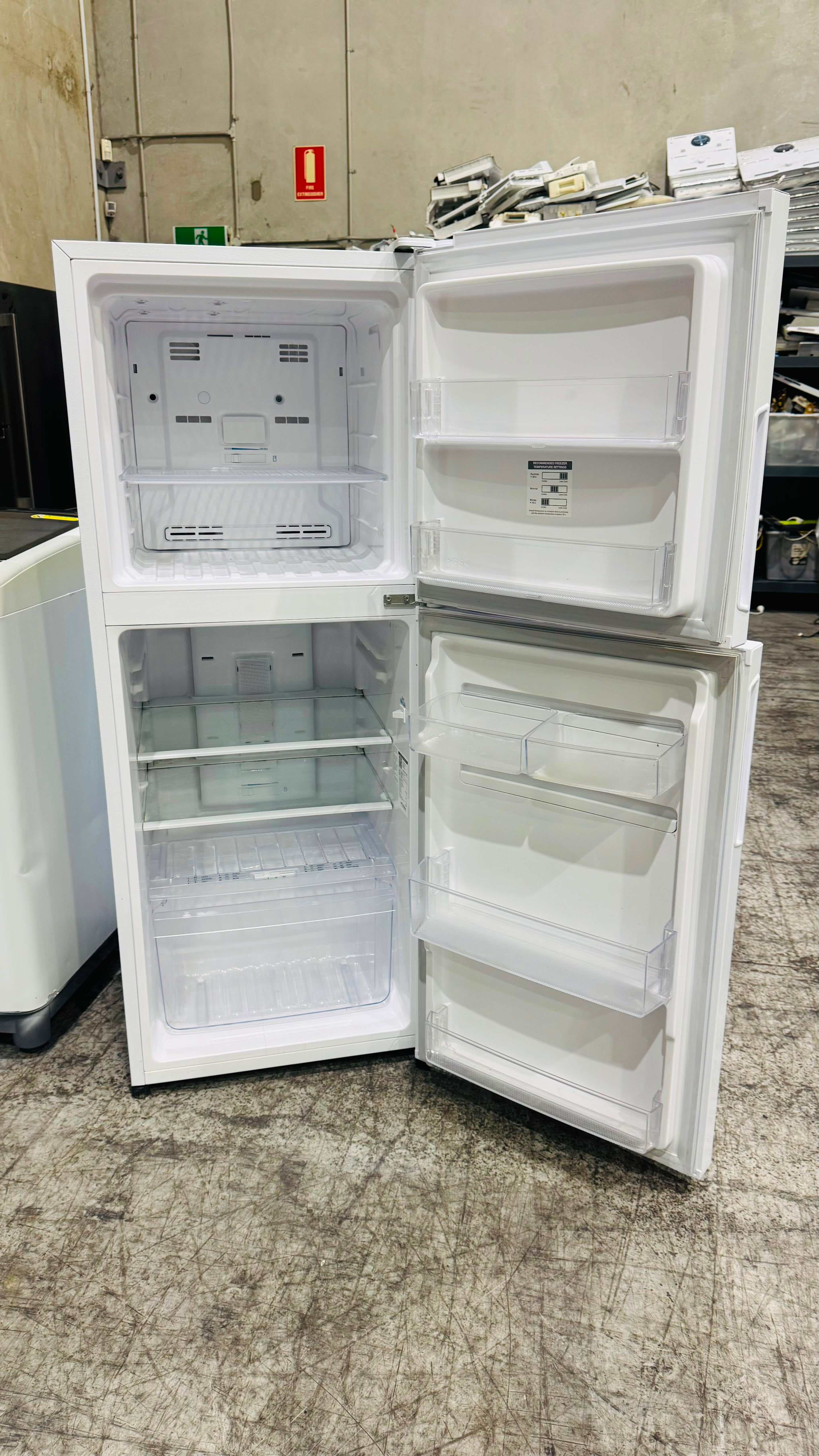 KELVINATOR 231 LITRES FRIDGE FREEZER & LG 6.5KGS TOP LOADER COMBO