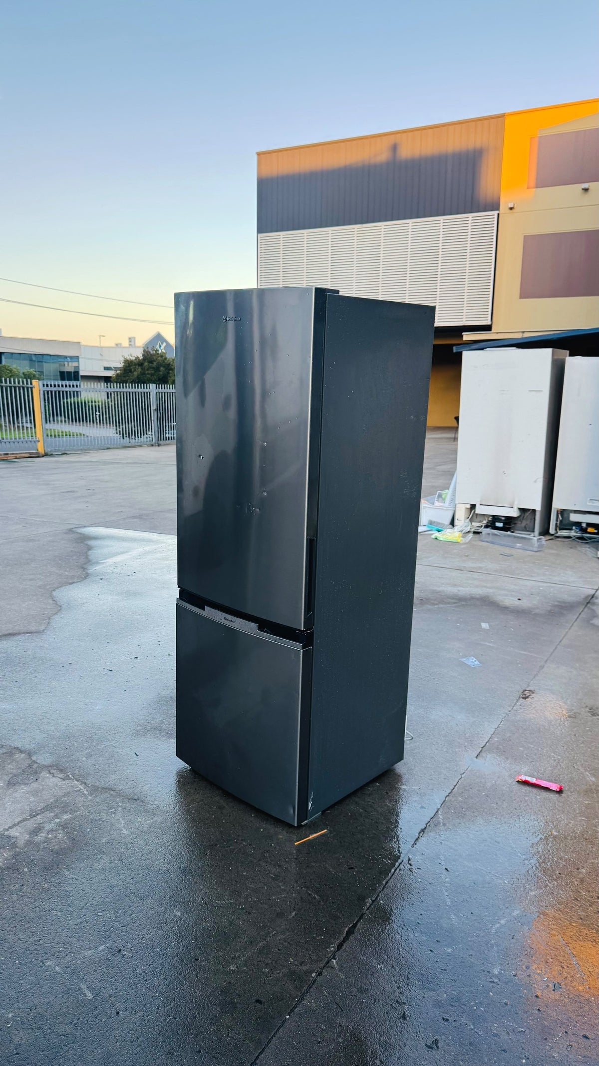 WESTINGHOUSE 340 LITRES FRIDGE FREEZER