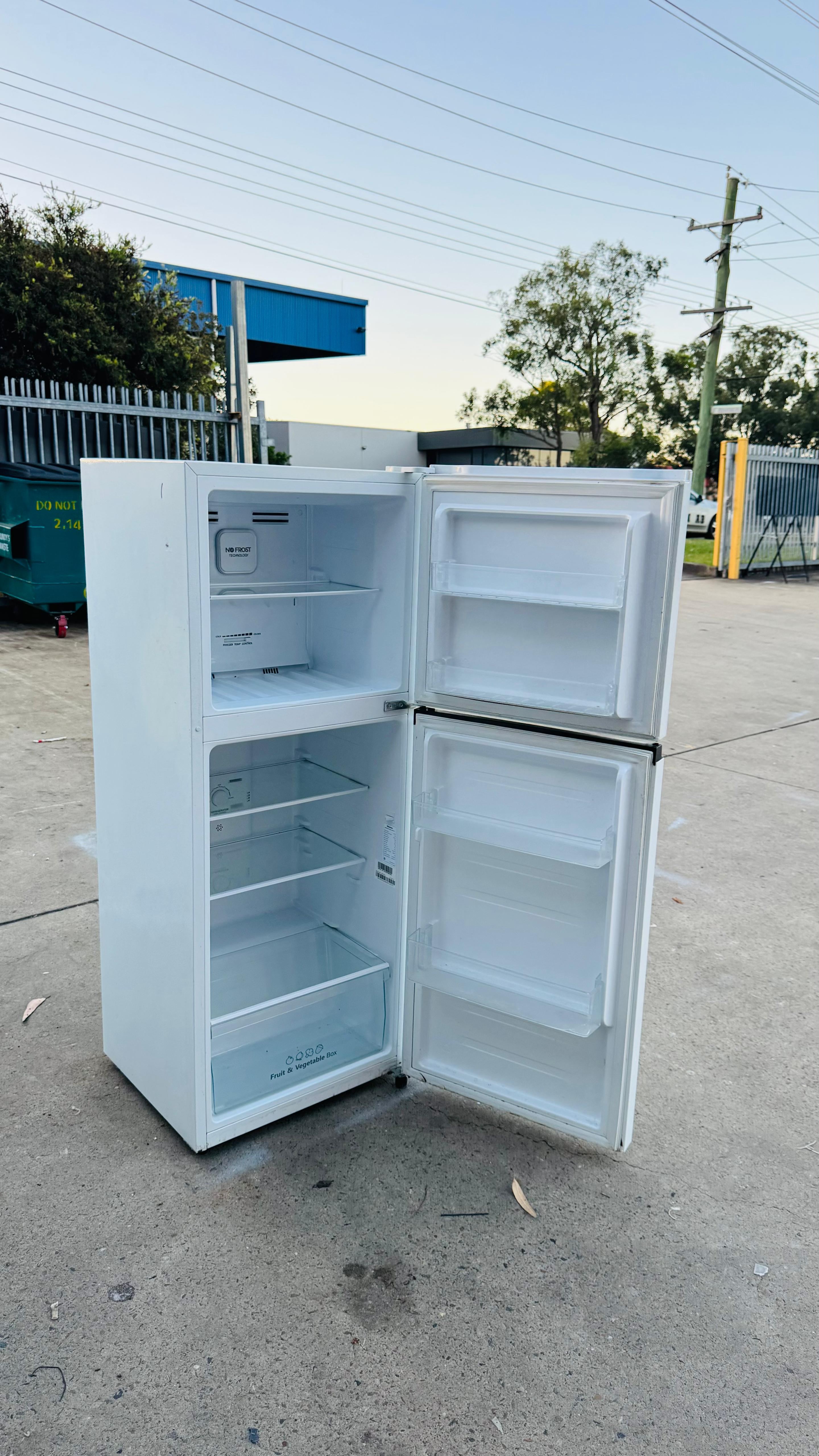 HISENSE 223 LITRES FRIDGE FREEZER