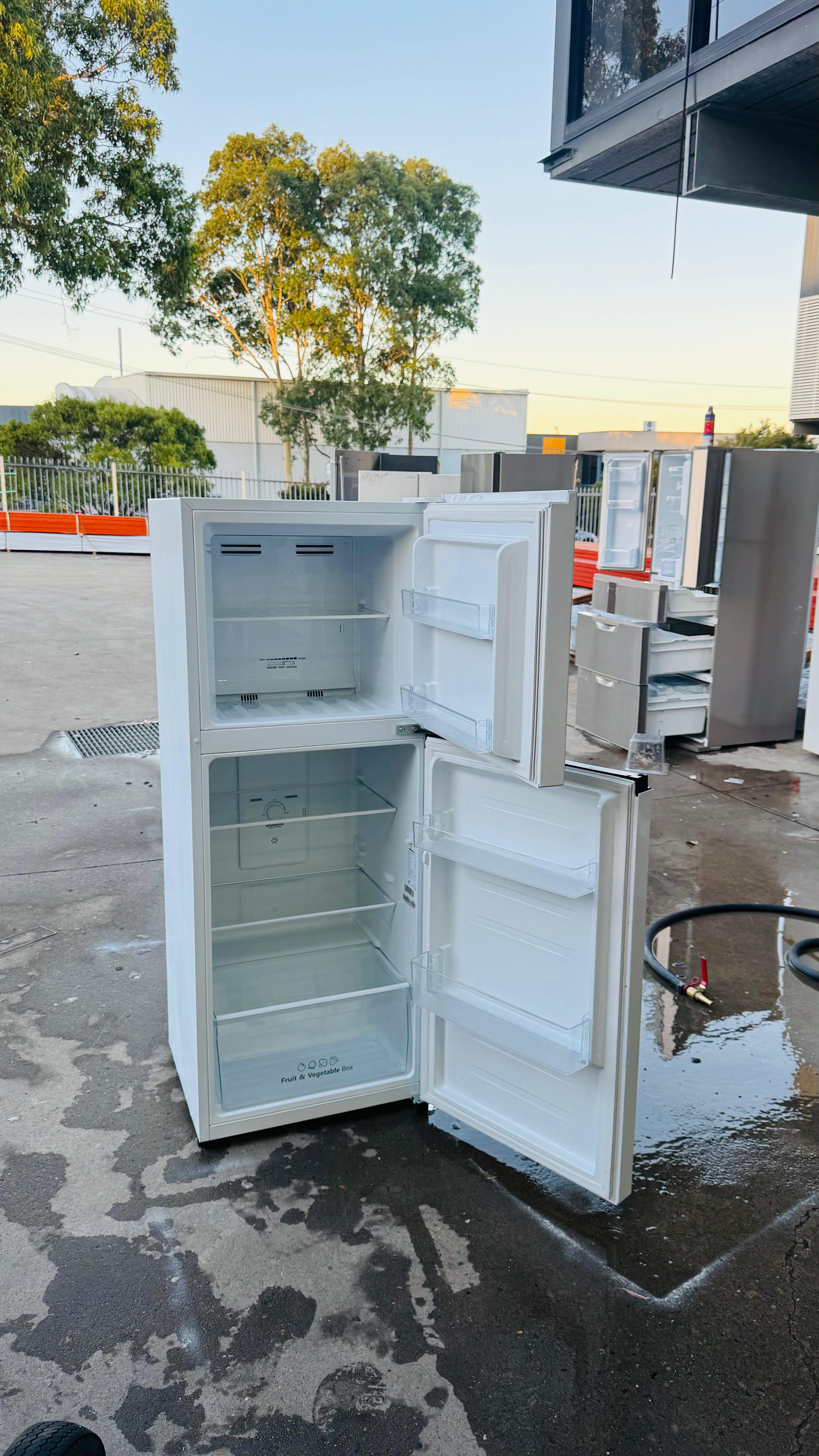 HISENSE 205 LITRES FRIDGE FREEZER