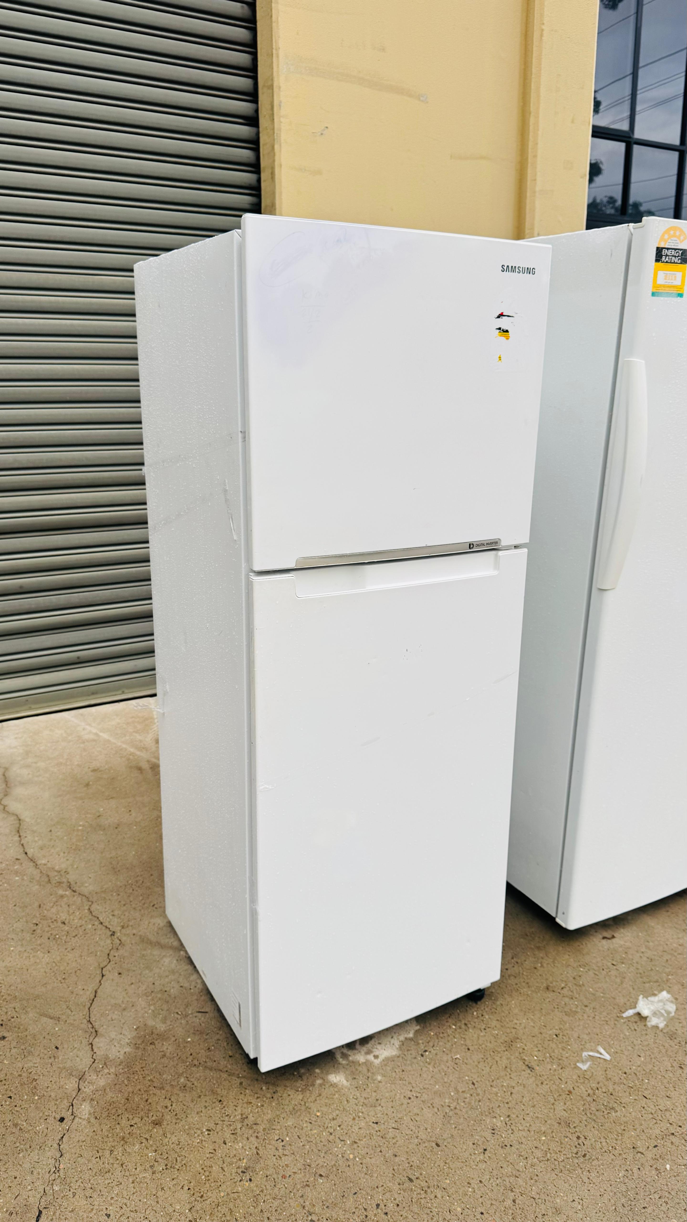 SAMSUNG 318 LITRES FRIDGE FREEZER