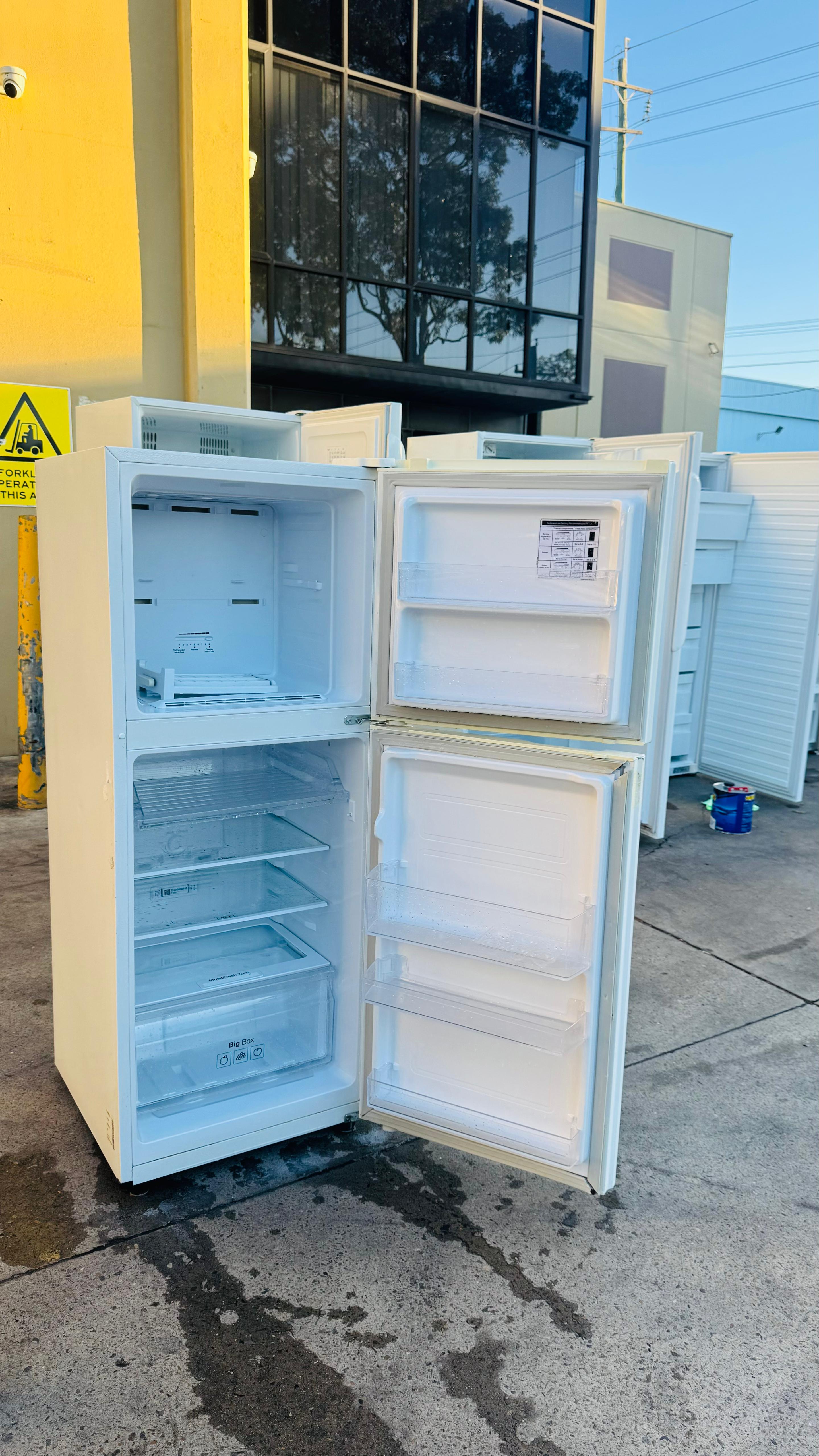 SAMSUNG 228 LITRES FRIDGE FREEZER
