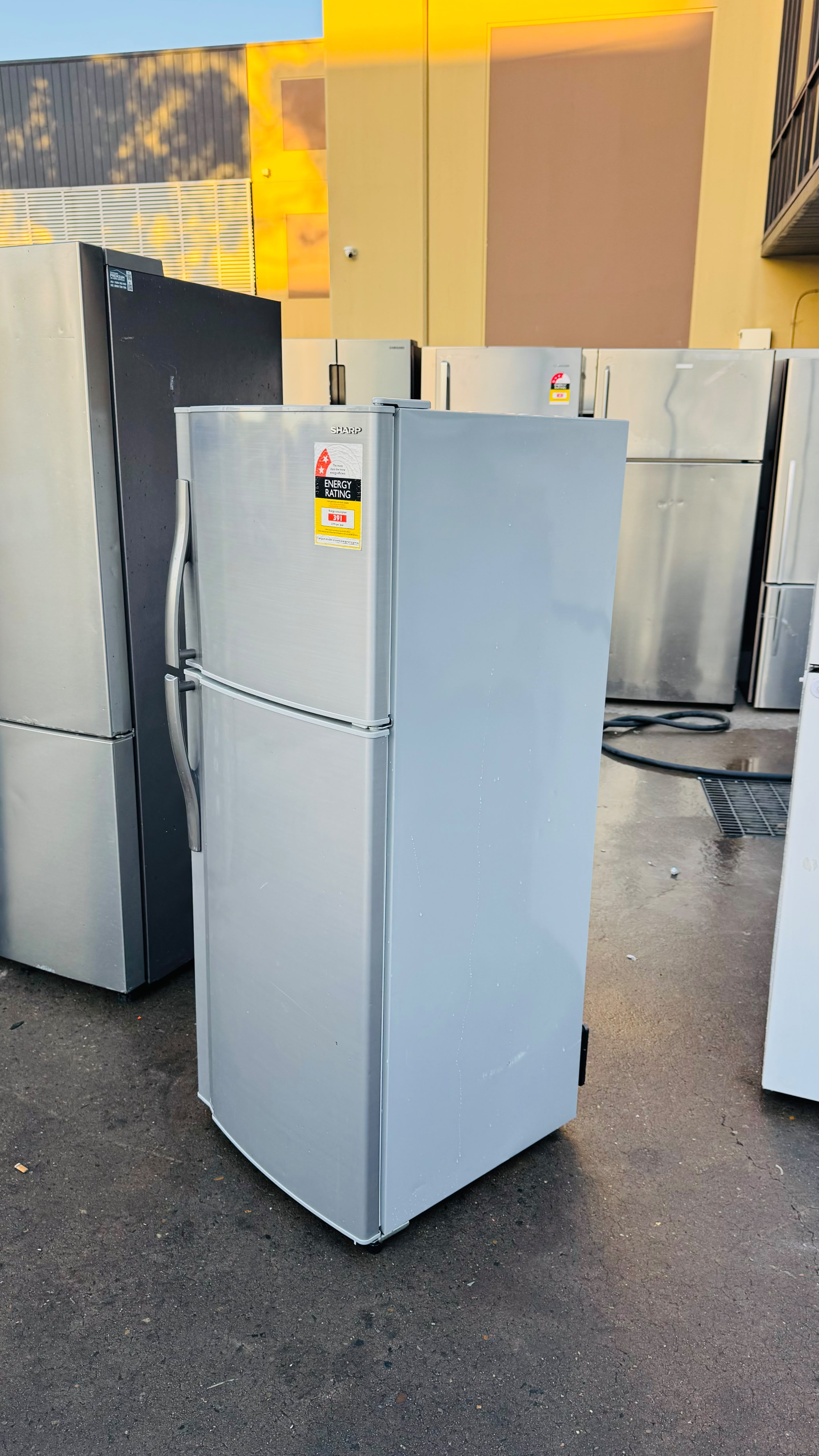 SHARP 222 LITRES FRIDGE FREEZER